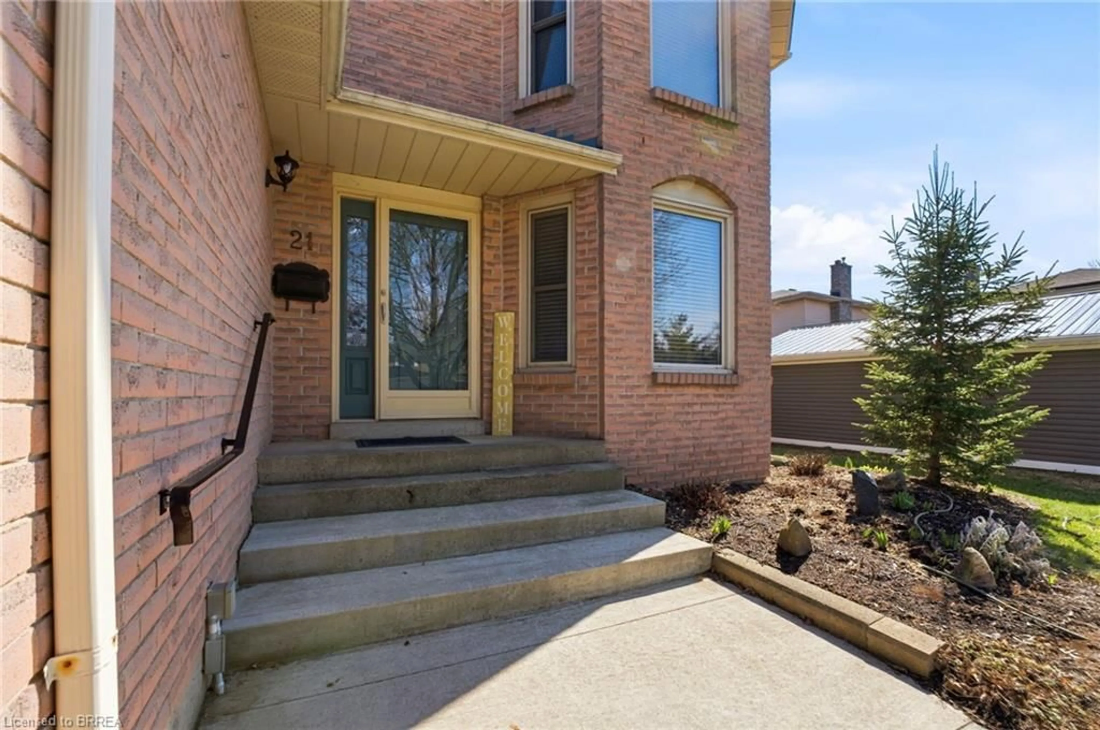 Home with brick exterior material, street for 21 Garden Cres, Paris Ontario N3L 3T3