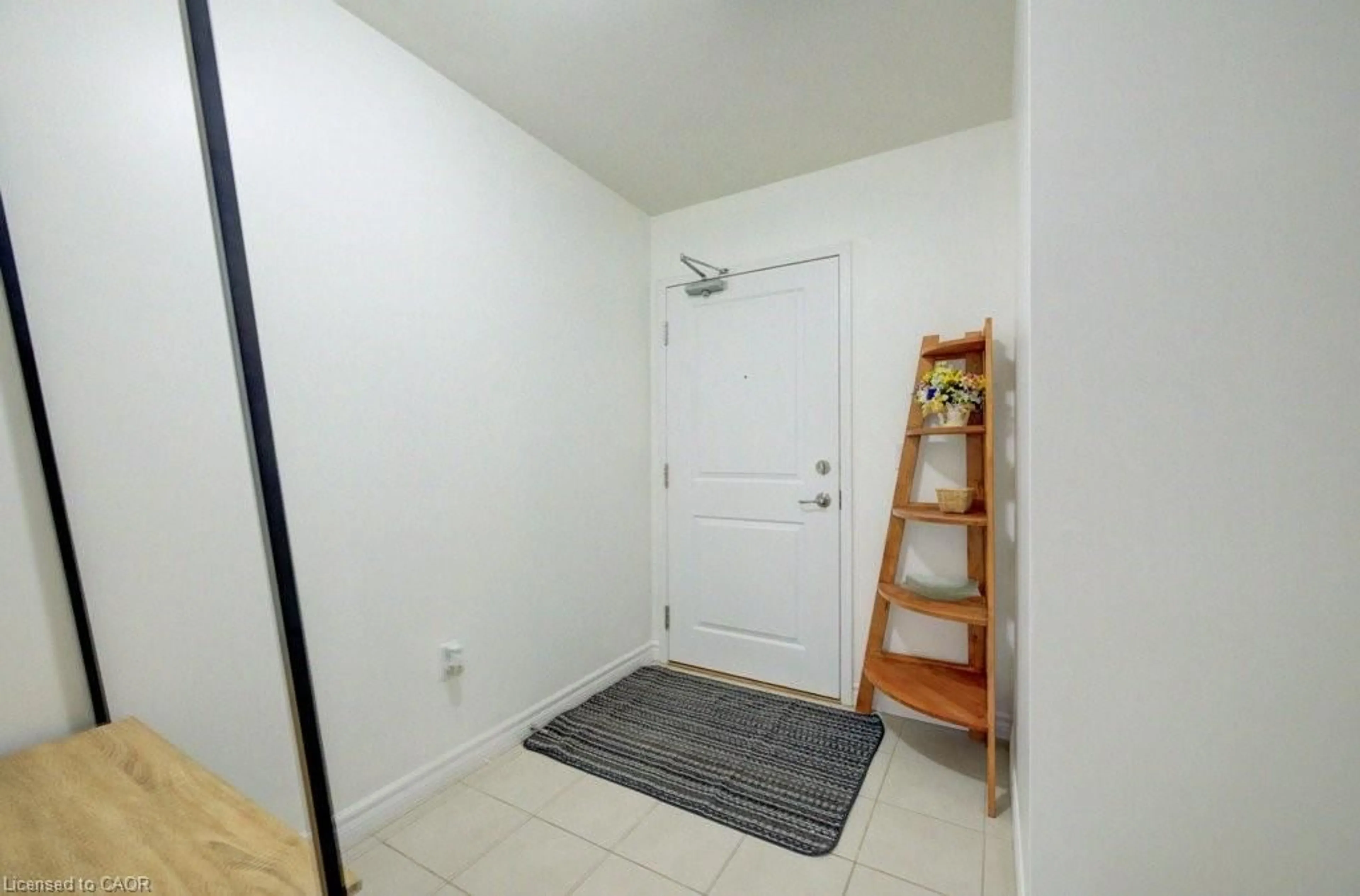 Indoor entryway for 1083 Gordon St #410, Guelph Ontario N1G 0E8