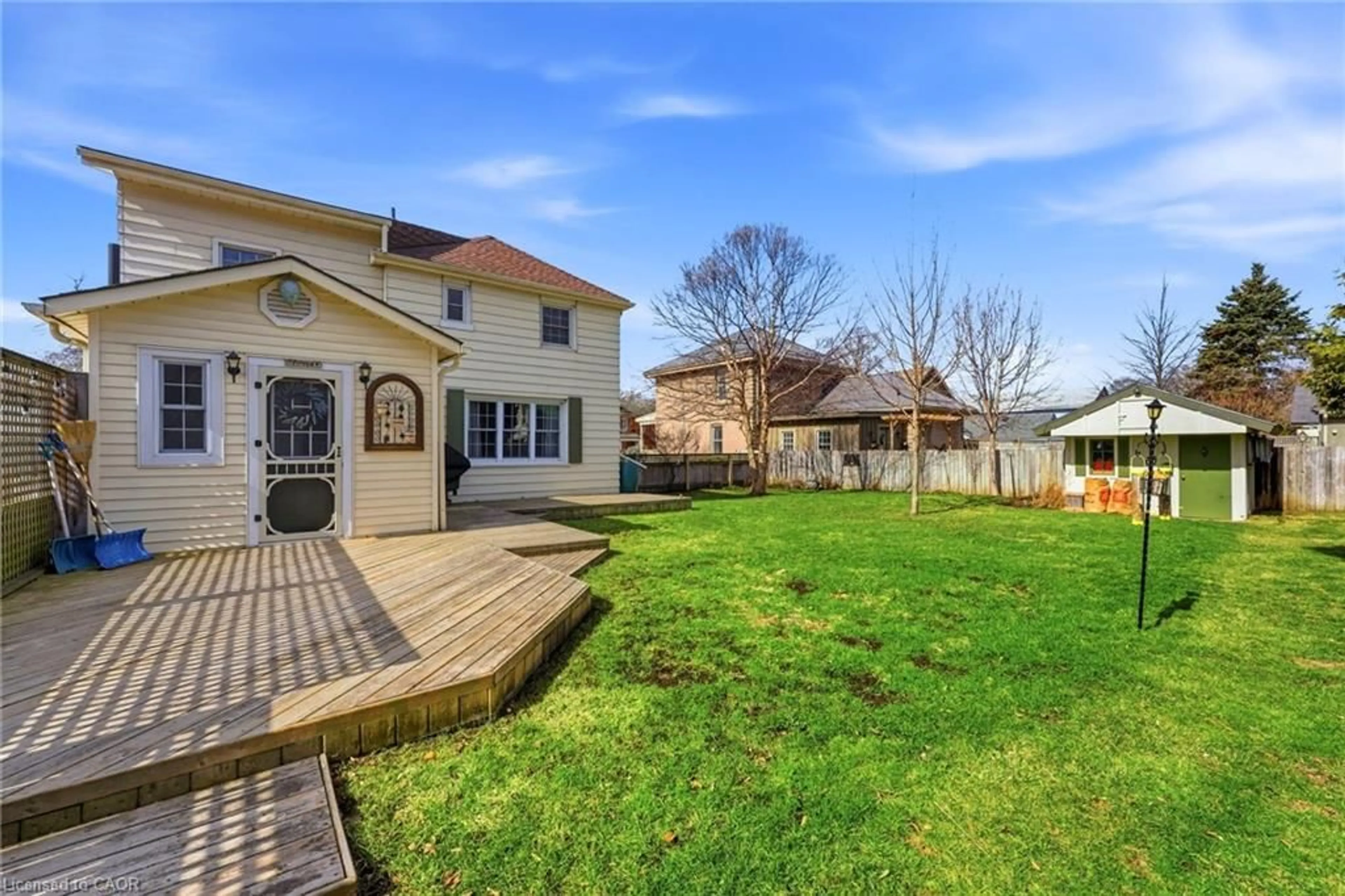 A pic from outside/outdoor area/front of a property/back of a property/a pic from drone, street for 9 Willow St, Paris Ontario N3L 2K5