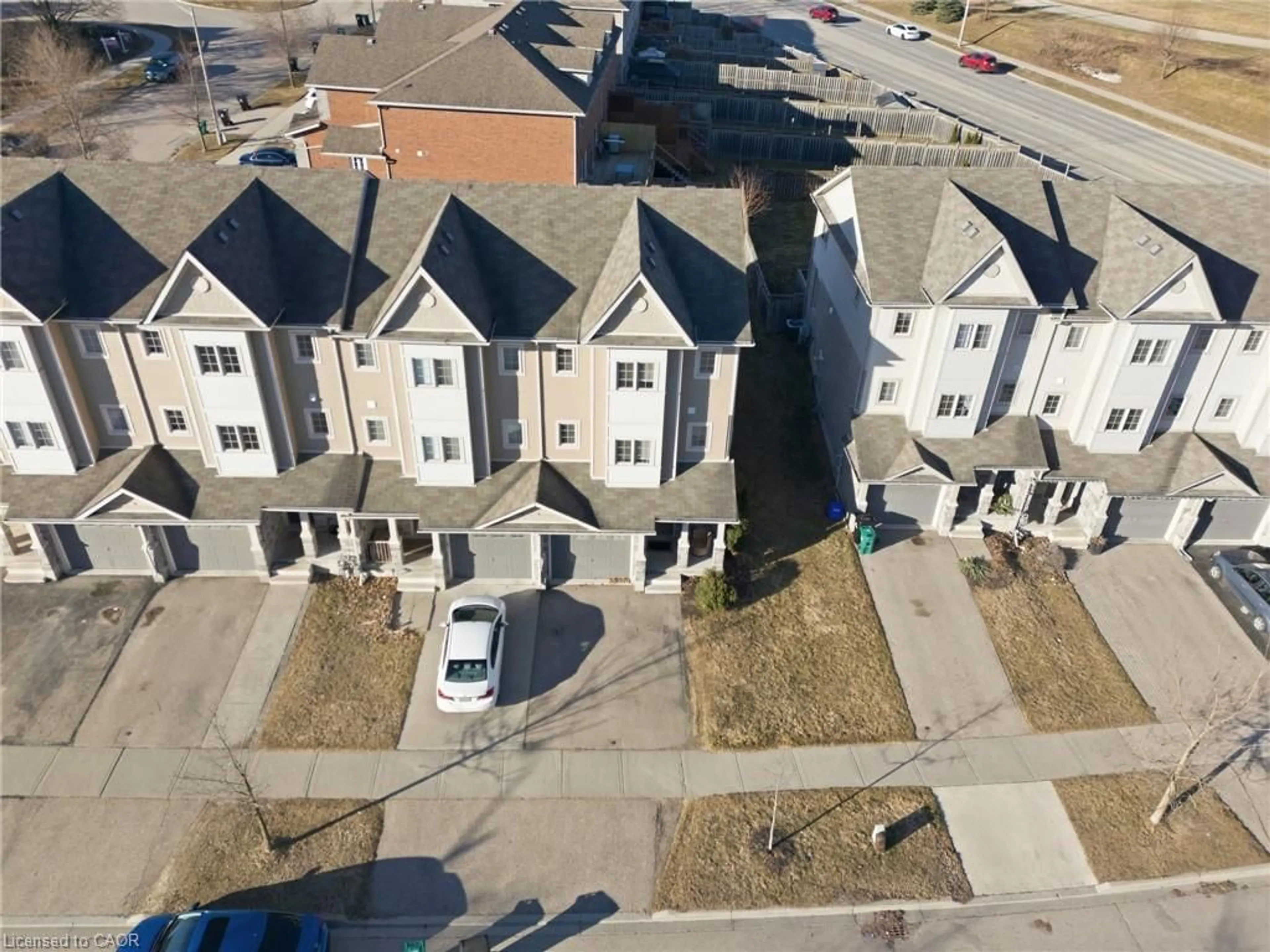 A pic from outside/outdoor area/front of a property/back of a property/a pic from drone, street for 208 Templewood Dr, Kitchener Ontario N2R 0A3