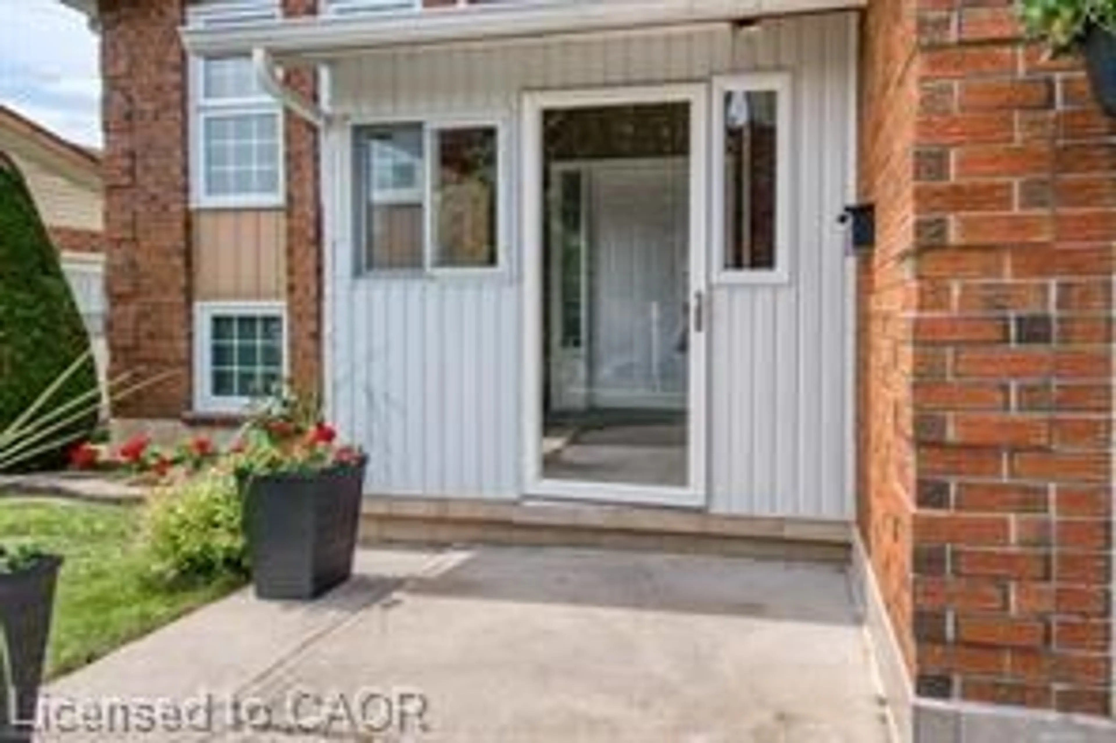 Indoor entryway for 23 Westchester Dr, Kitchener Ontario N2B 3T1