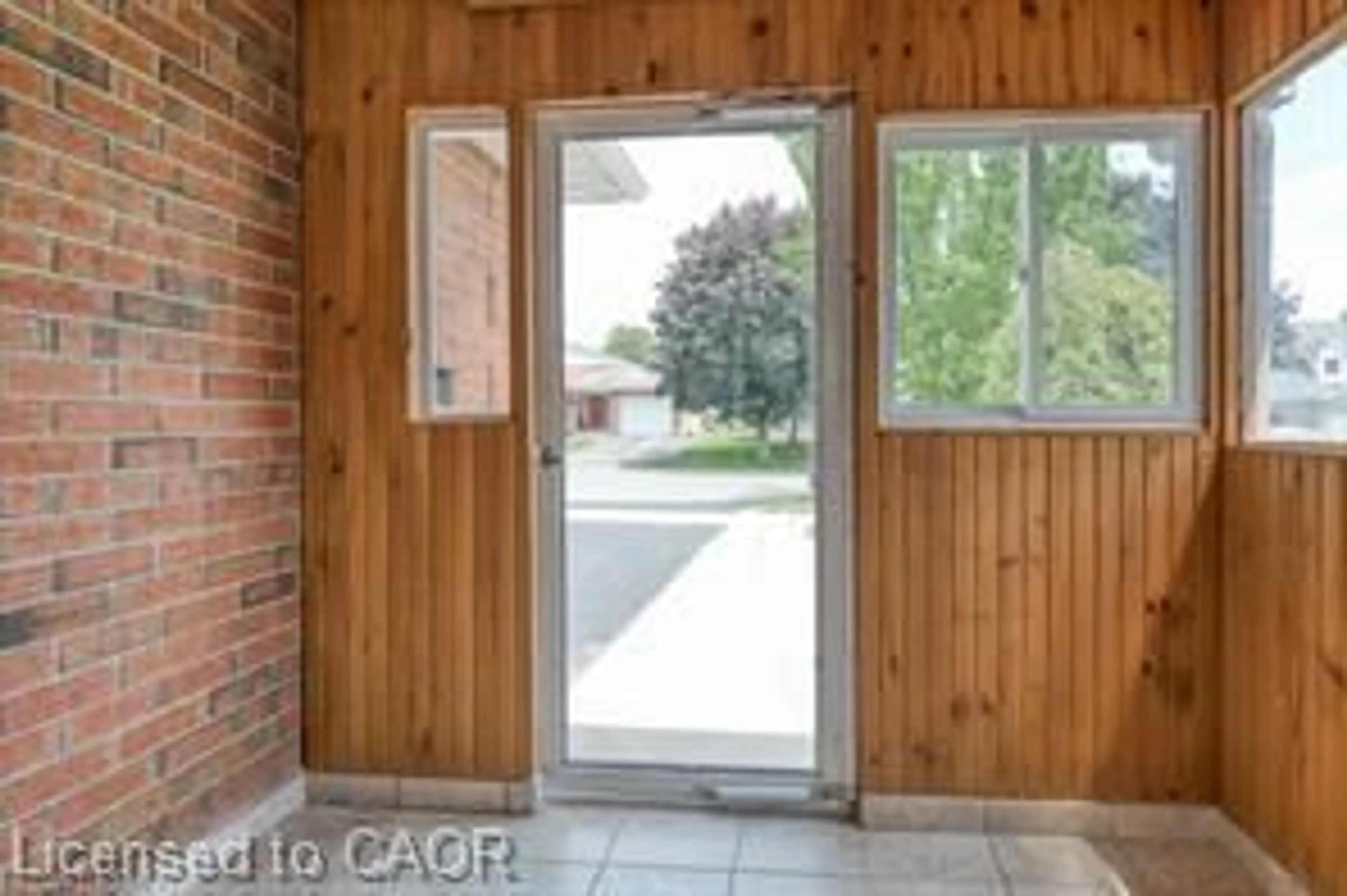 Indoor entryway for 23 Westchester Dr, Kitchener Ontario N2B 3T1