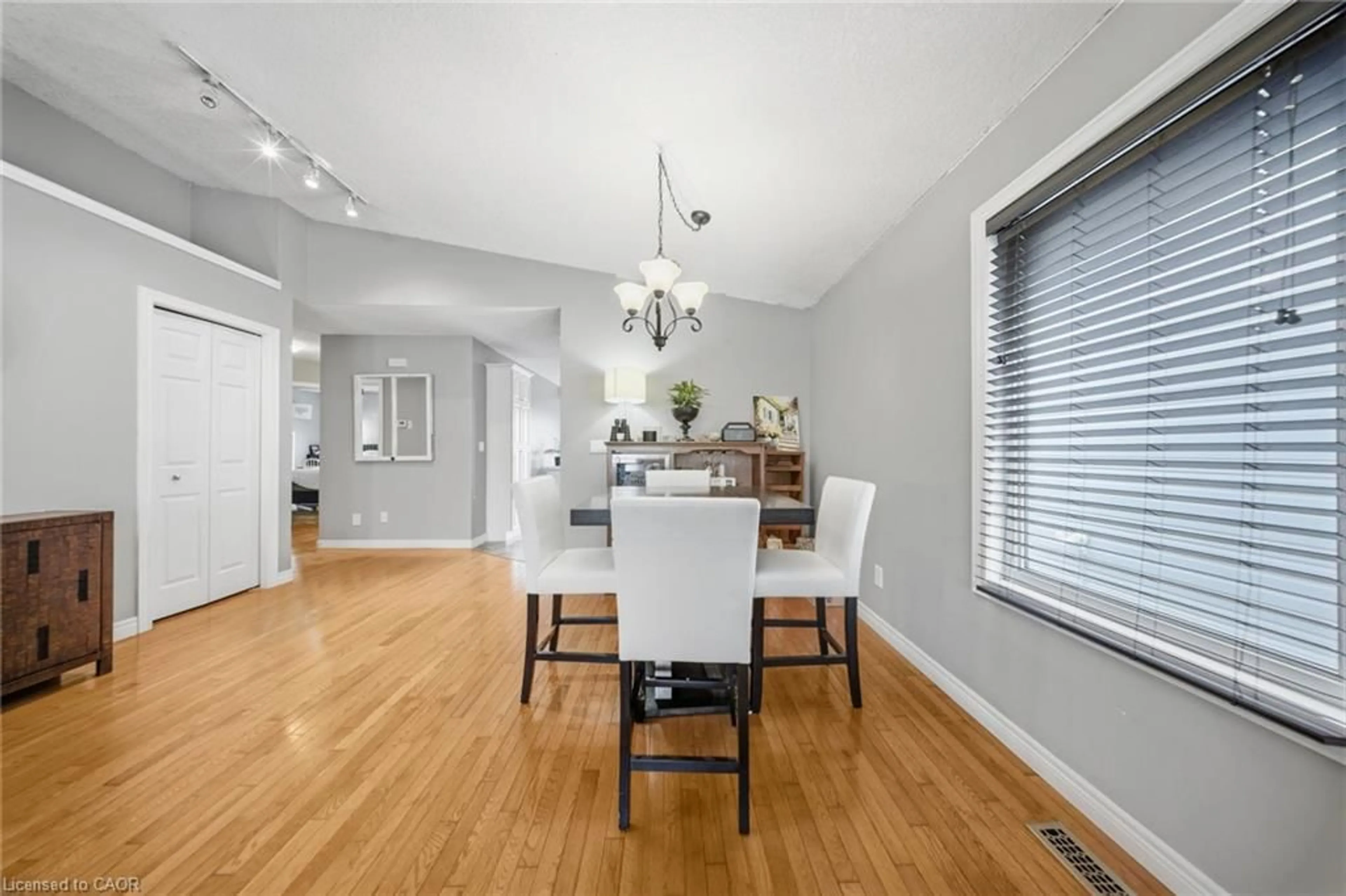 Dining room, wood/laminate floor for 858 Stonegate Dr, Woodstock Ontario N4V 1G4