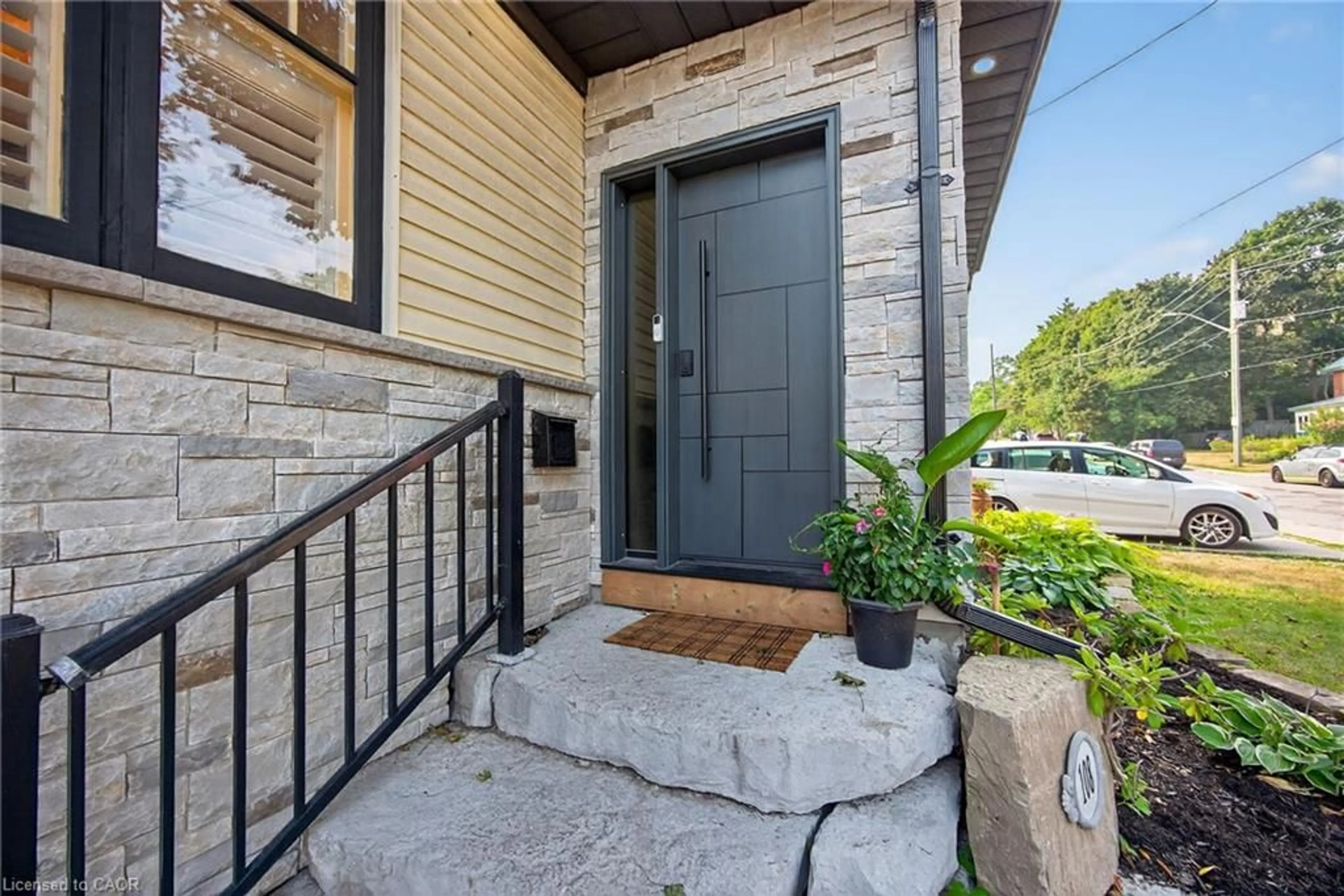 Indoor entryway for 108 Owen St, Barrie Ontario L4M 3H7