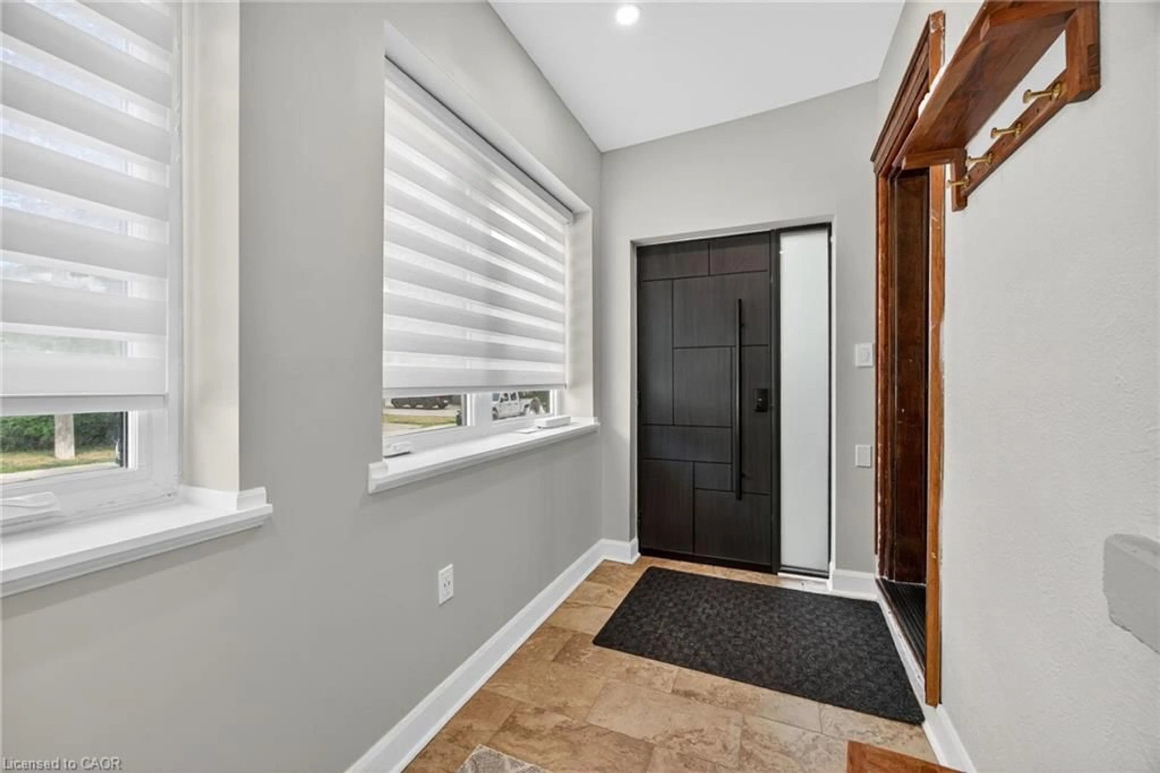 Indoor entryway for 108 Owen St, Barrie Ontario L4M 3H7