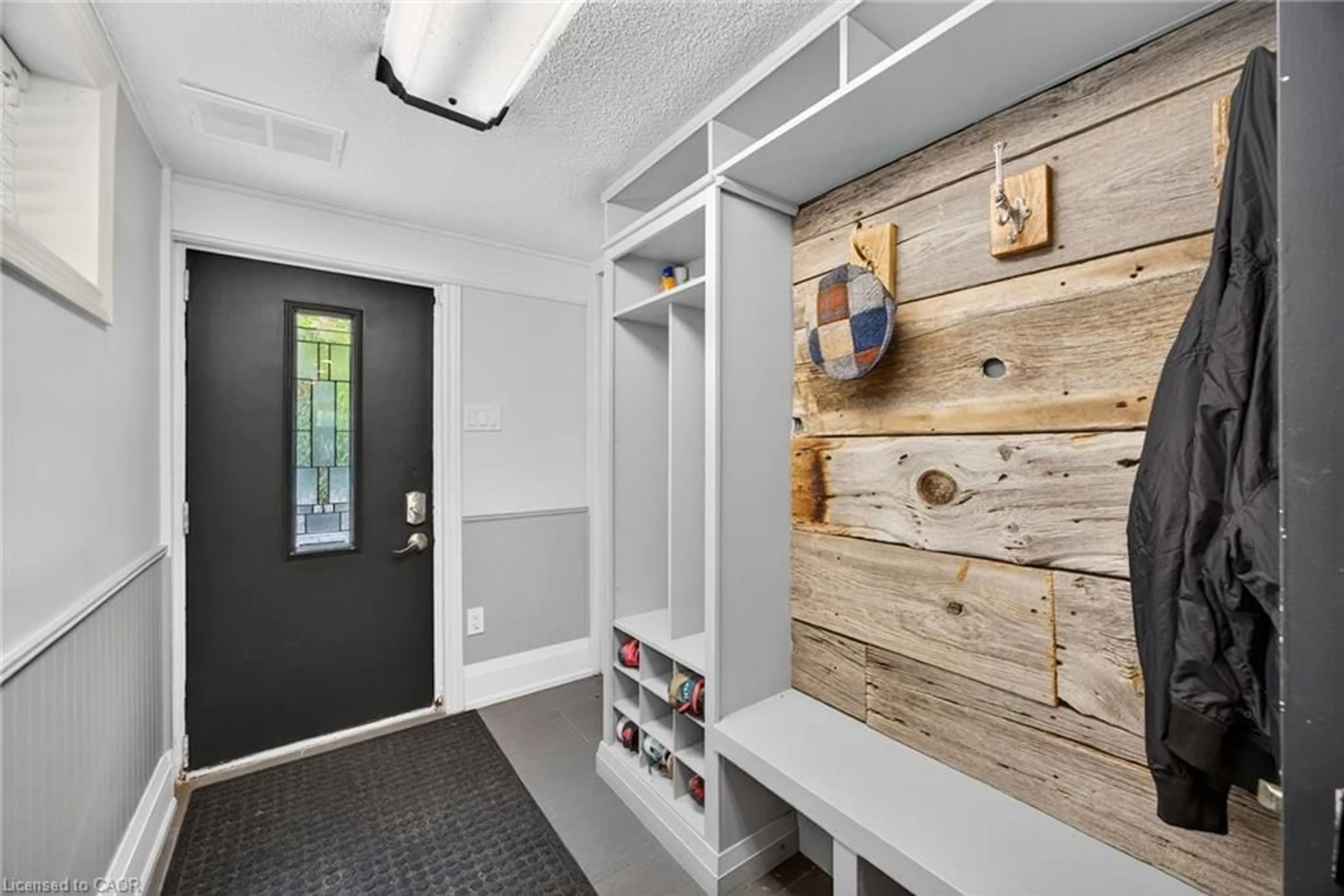 Indoor entryway for 108 Owen St, Barrie Ontario L4M 3H7