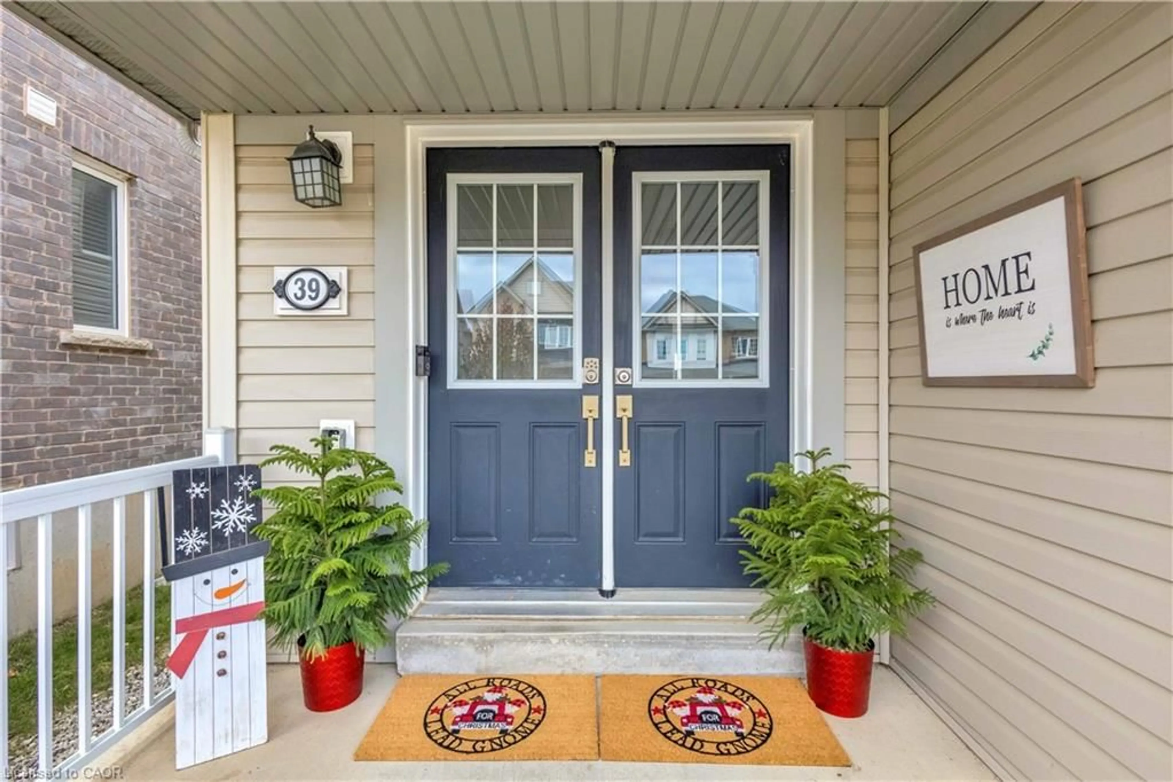 Indoor entryway for 39 Mccargow Dr, Haldimand Ontario N3W 0C3