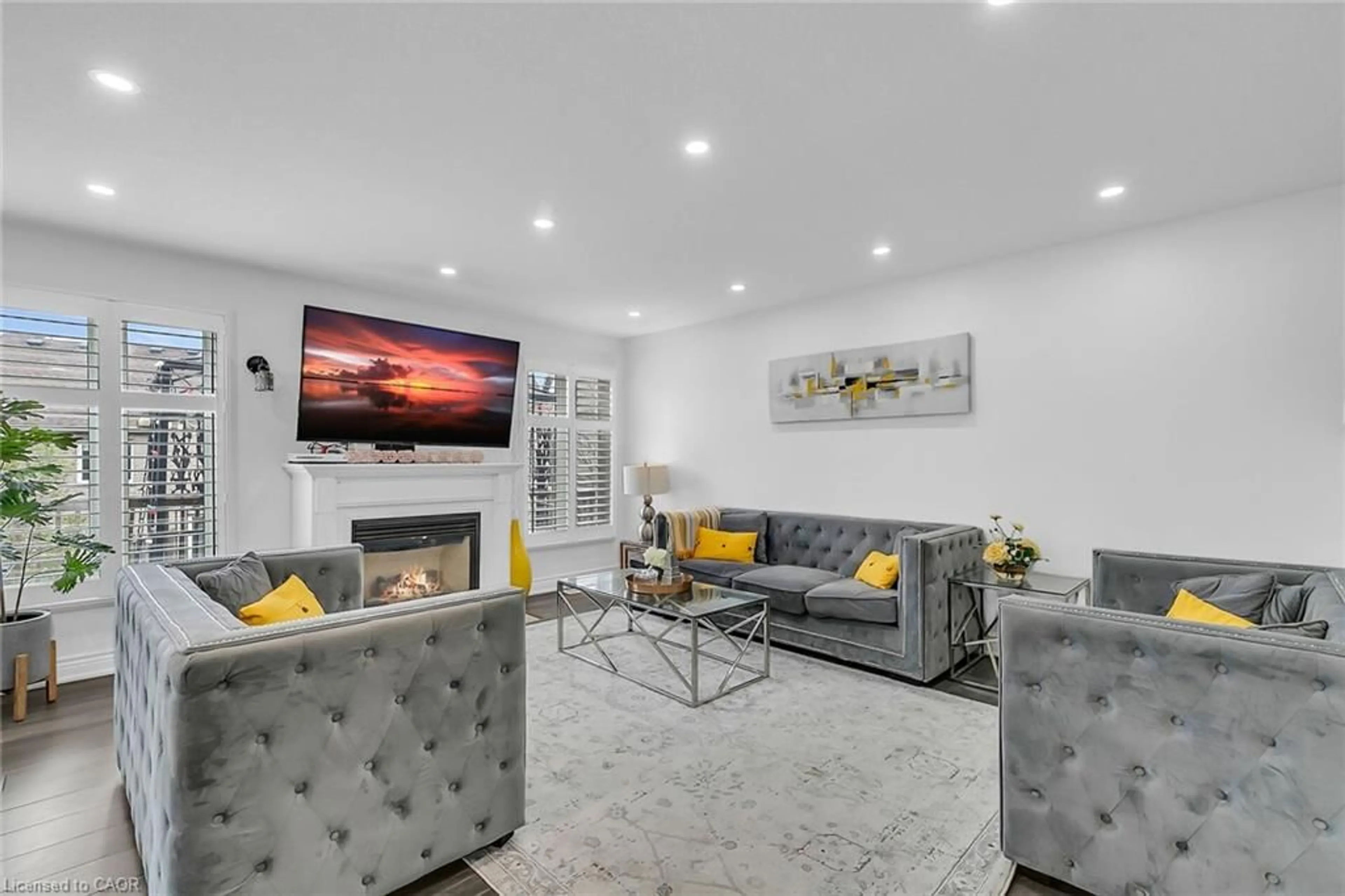 Living room with furniture, unknown for 956 Banffshire Crt, Kitchener Ontario N2R 1W8