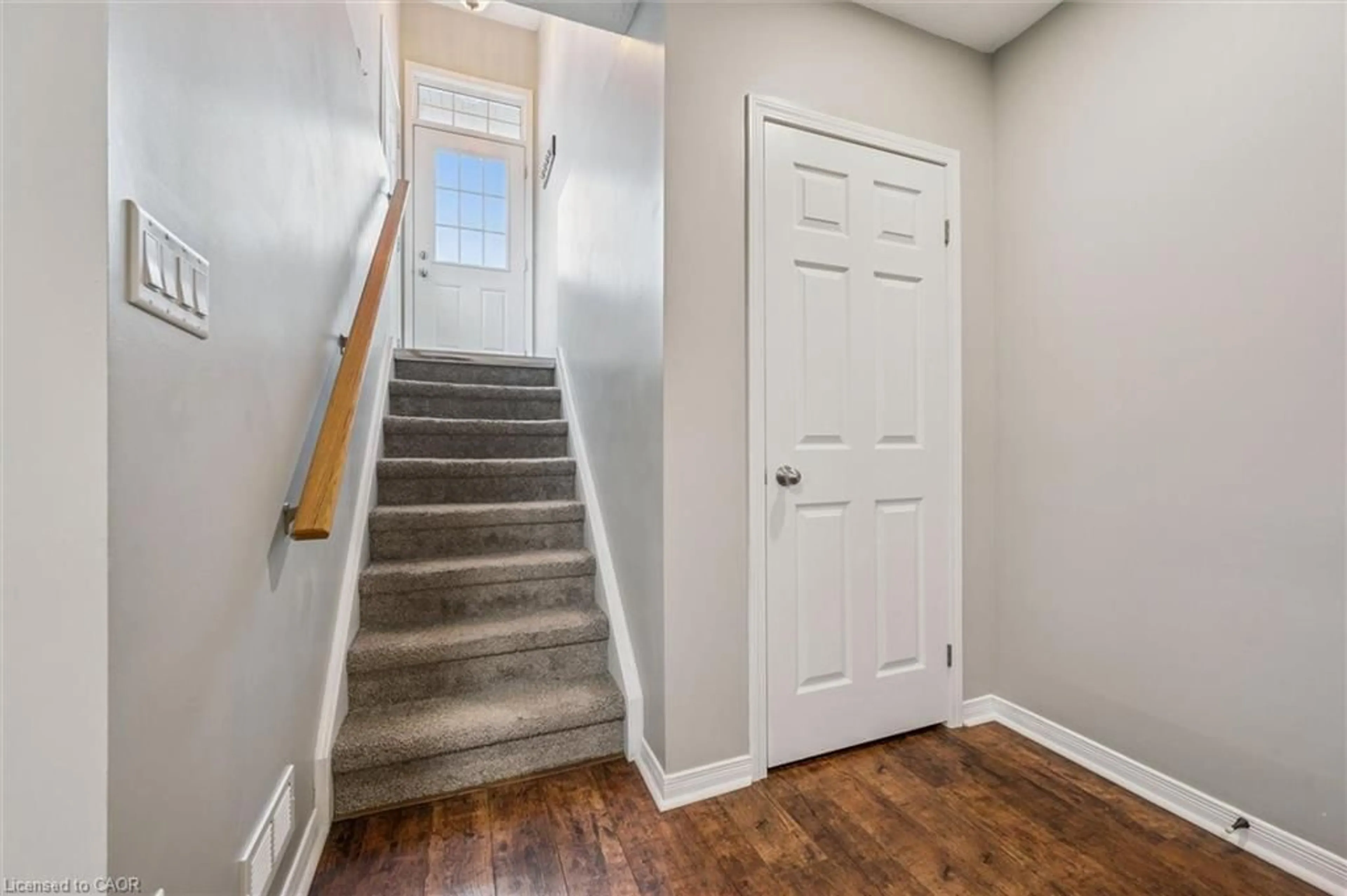 Indoor entryway for 240 Westmeadow Dr #1D, Kitchener Ontario N2N 0A1