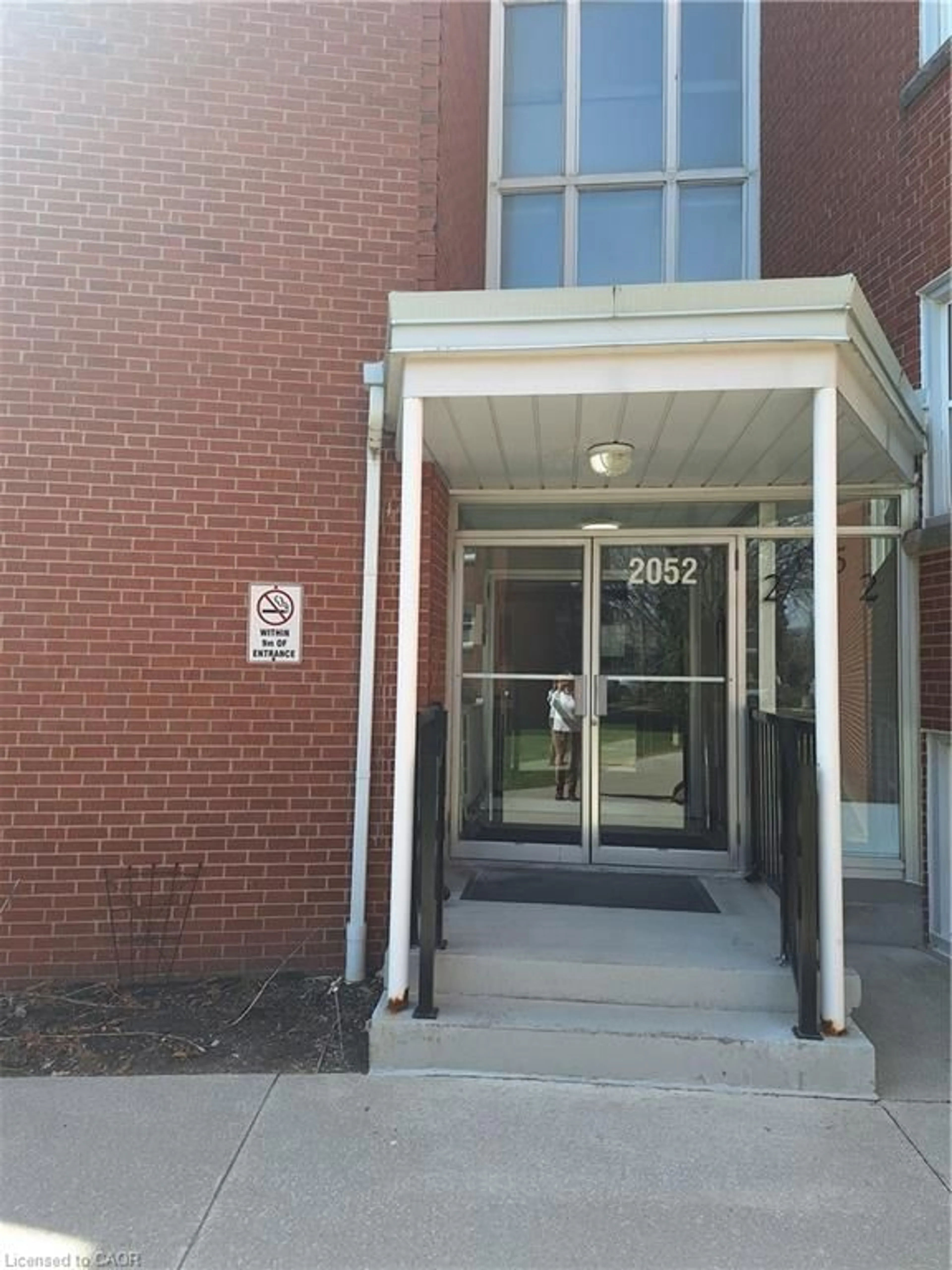 Indoor foyer for 2052 Courtland Dr #303, Burlington Ontario L7R 1R8