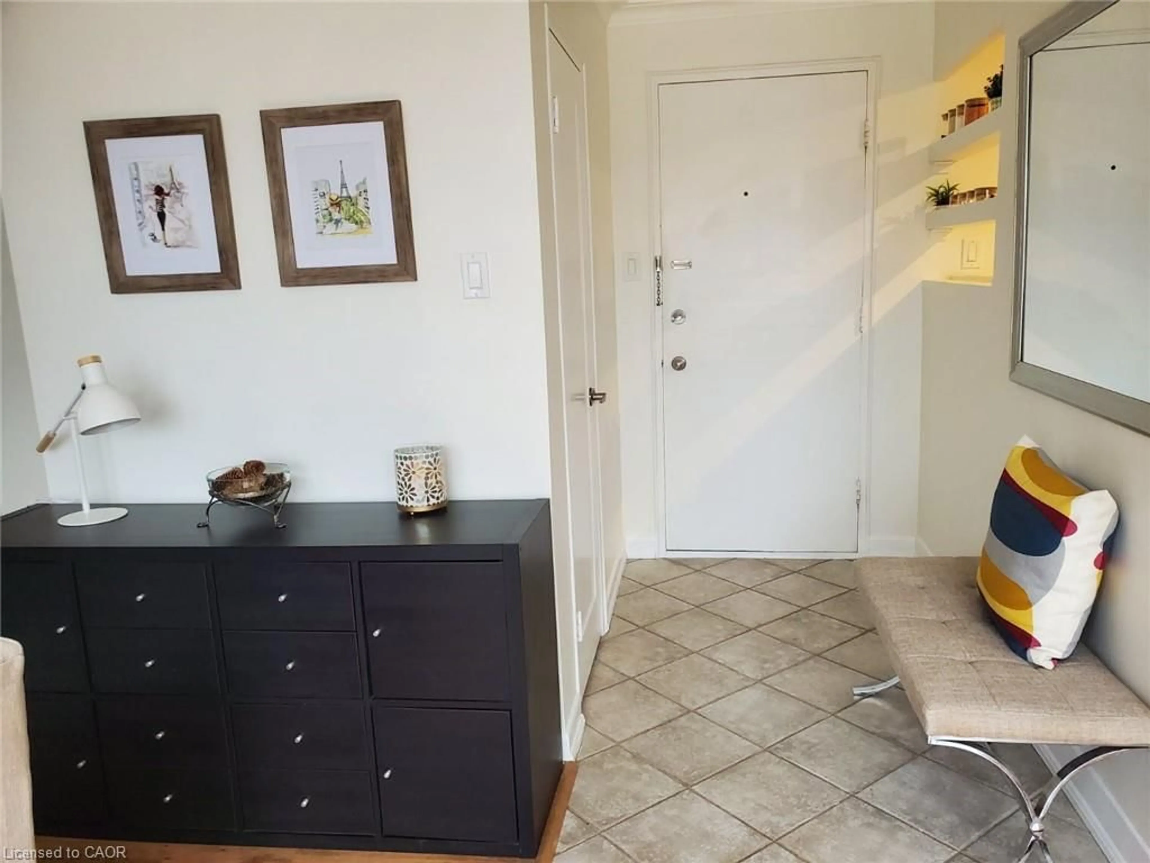 Indoor entryway for 2052 Courtland Dr #303, Burlington Ontario L7R 1R8