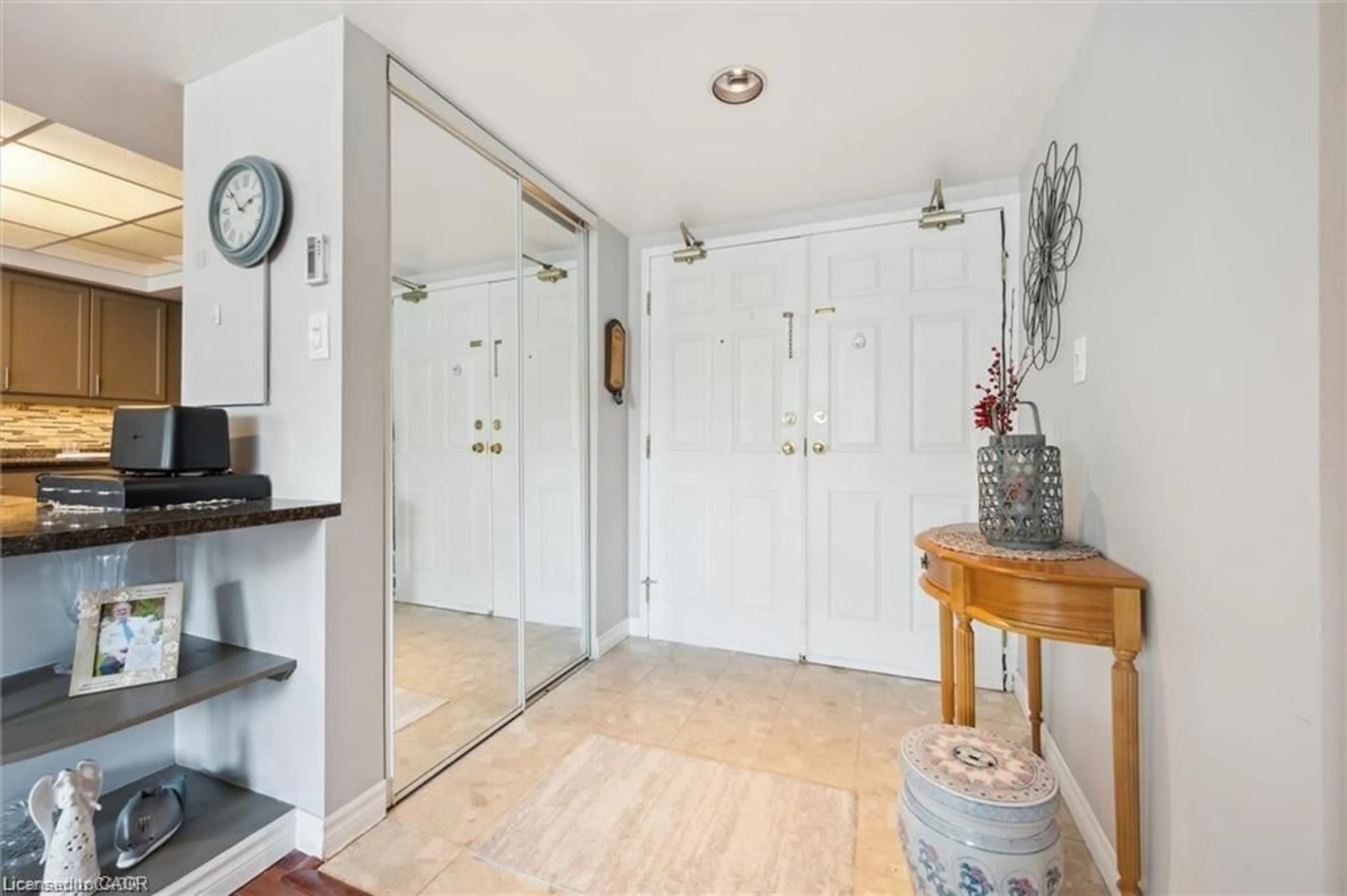 Indoor entryway for 3267 King St #204, Kitchener Ontario N2A 4A4