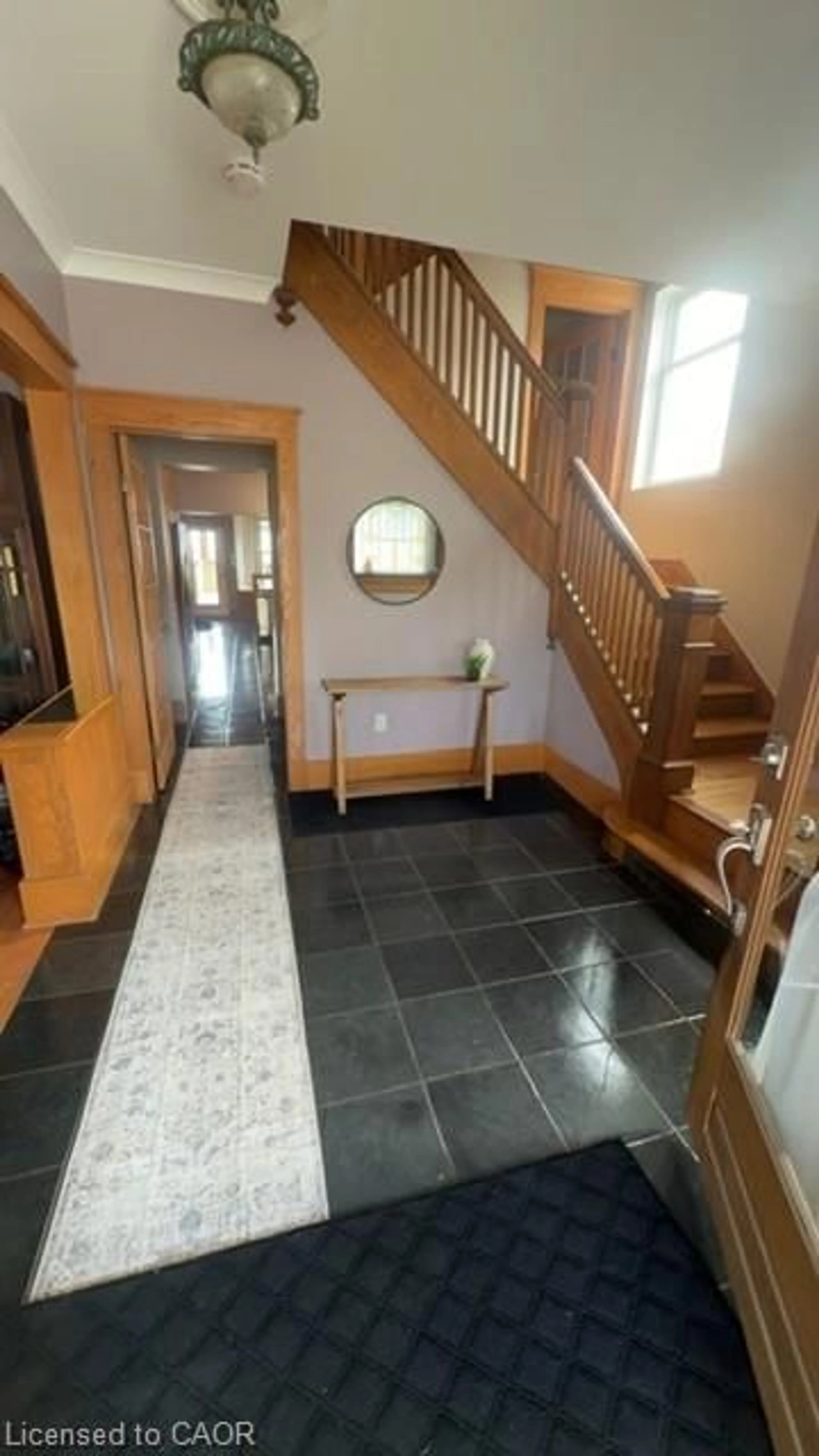 Indoor foyer for 4915 King St, Beamsville Ontario L0R 1B0