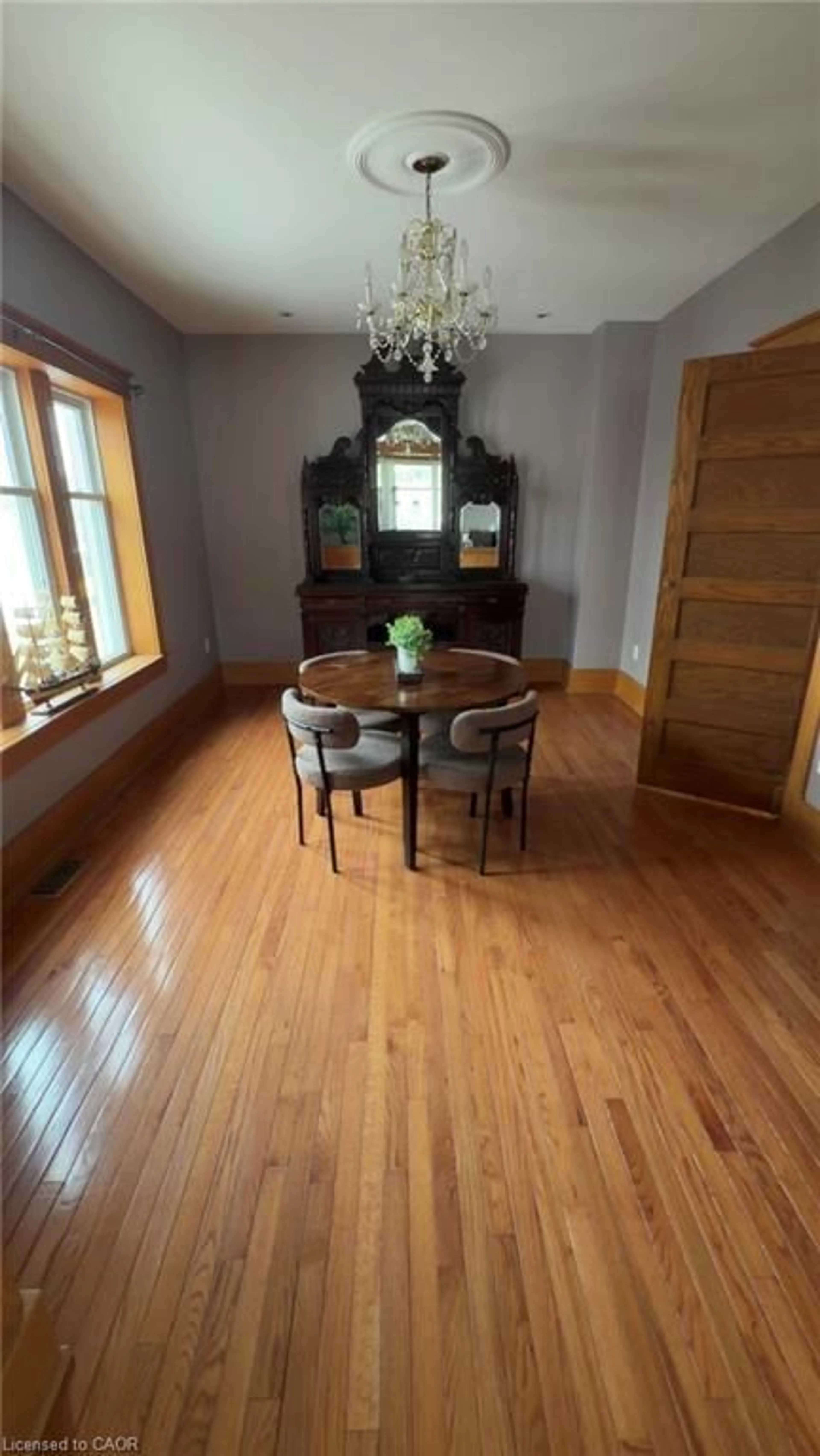 Dining room, wood/laminate floor for 4915 King St, Beamsville Ontario L0R 1B0