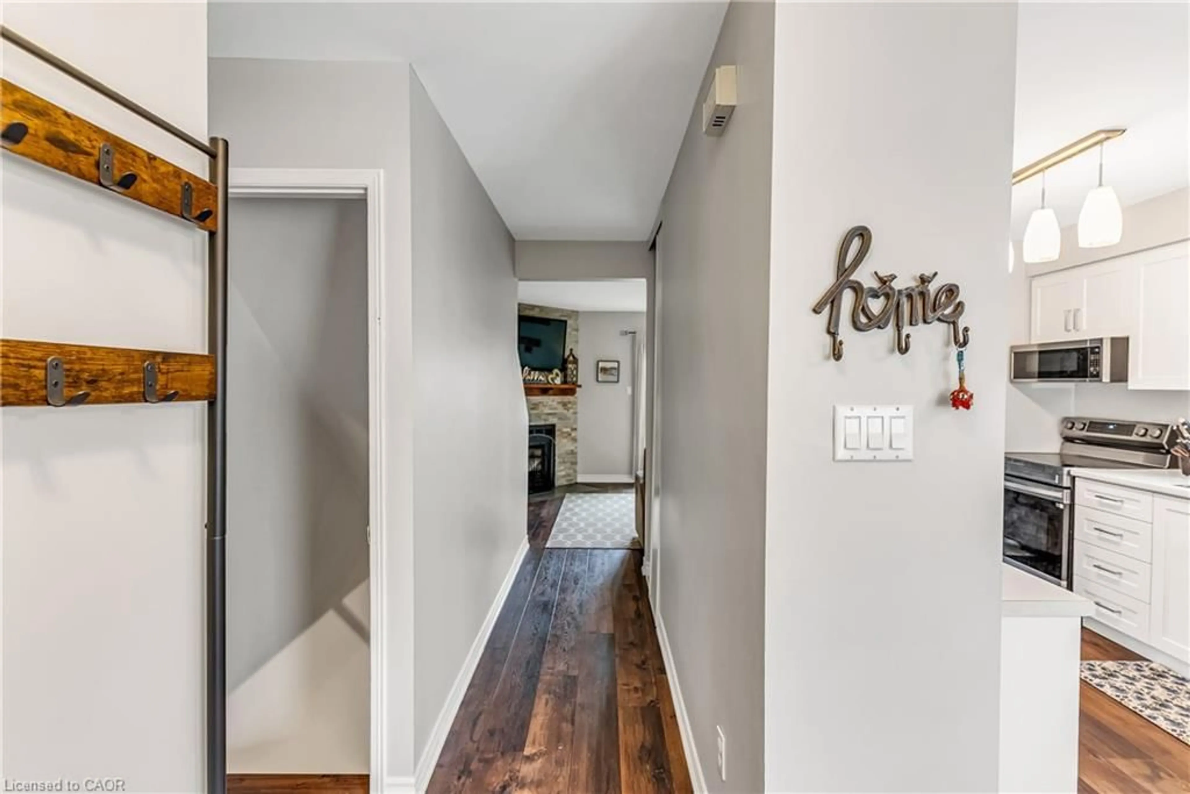 Indoor entryway for 219 Kingswood Dr #52, Kitchener Ontario N2E 3J5