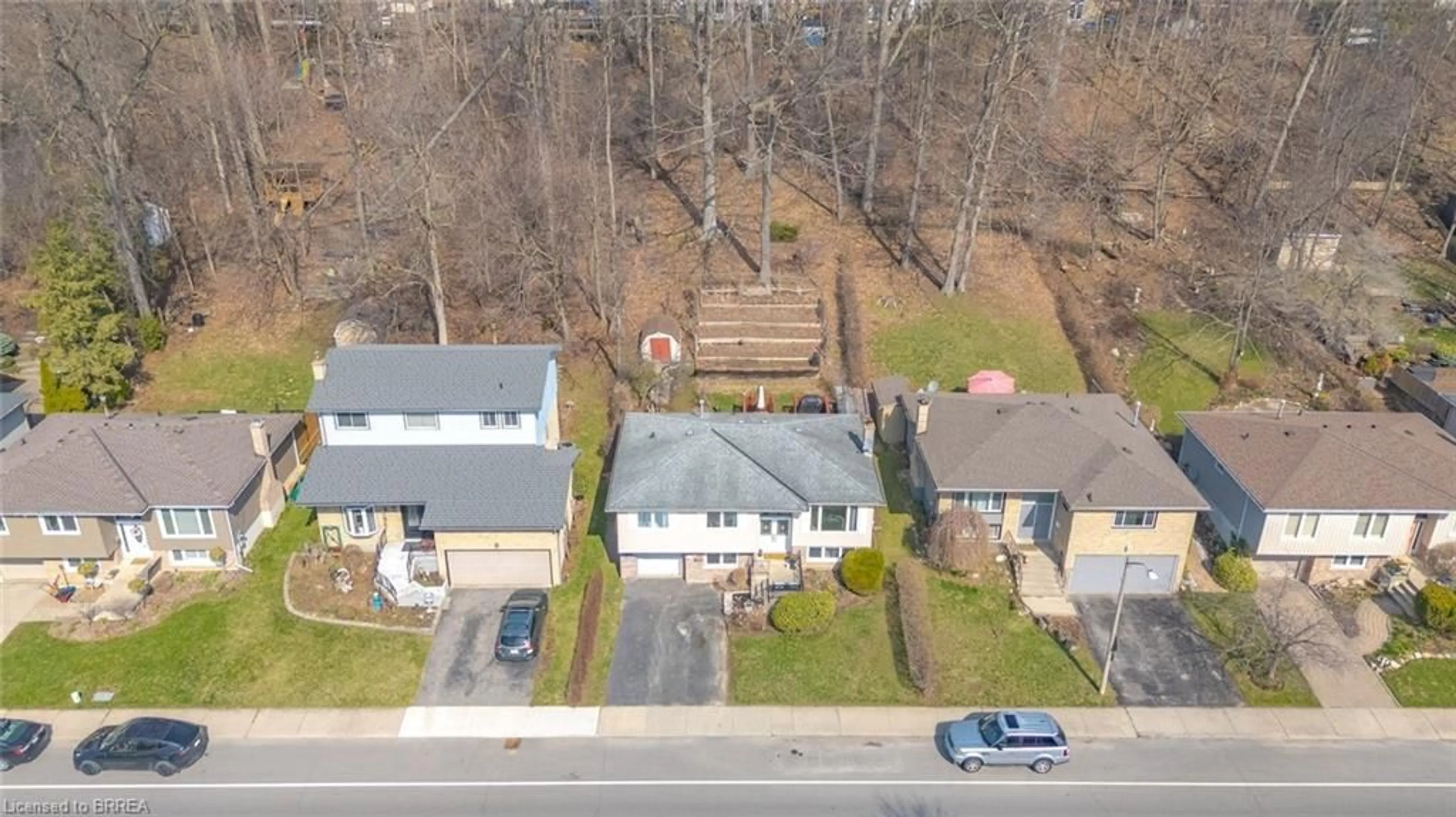 A pic from outside/outdoor area/front of a property/back of a property/a pic from drone, street for 147 Forest Rd, Brantford Ontario N3S 7L5