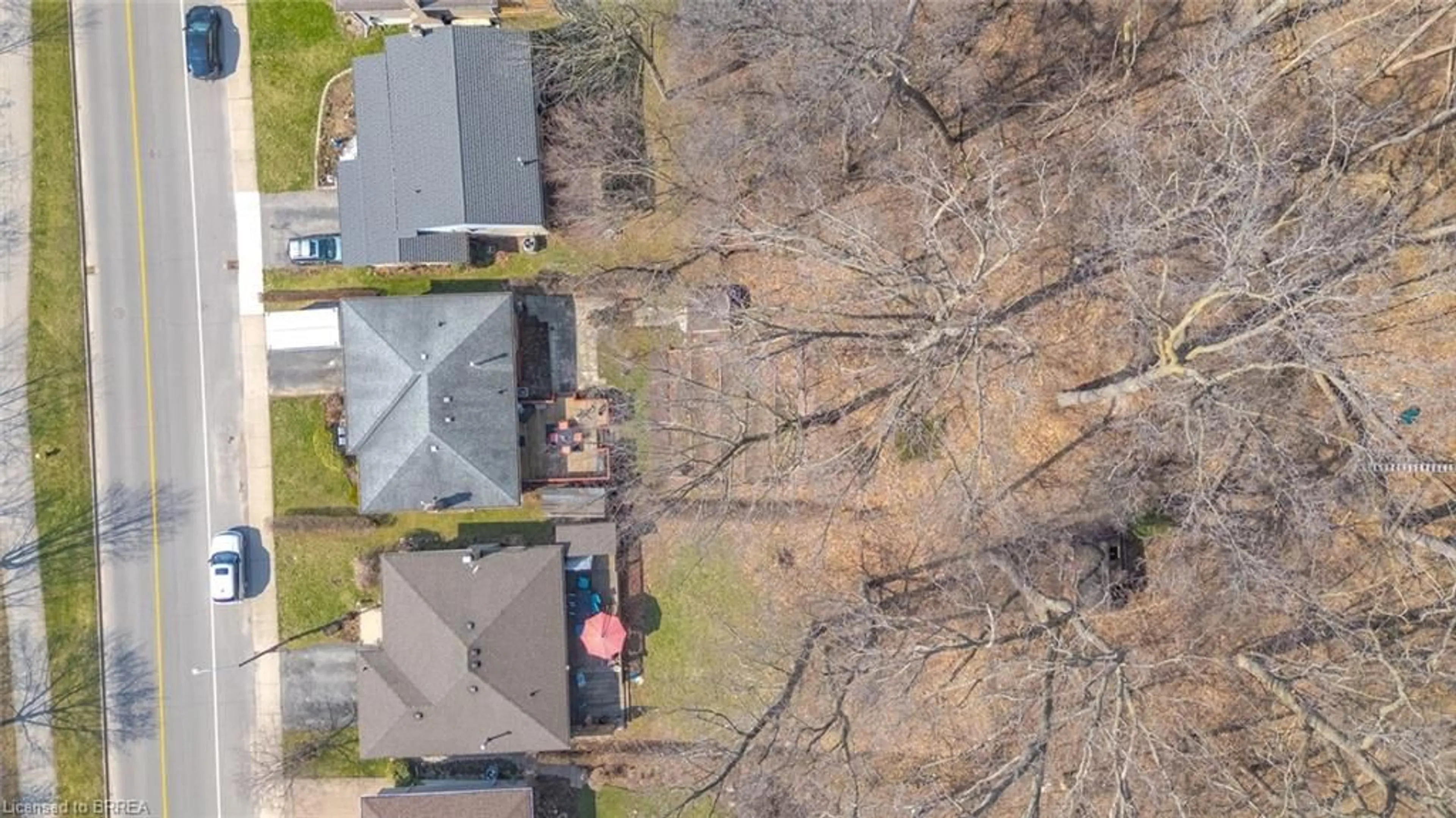 A pic from outside/outdoor area/front of a property/back of a property/a pic from drone, street for 147 Forest Rd, Brantford Ontario N3S 7L5