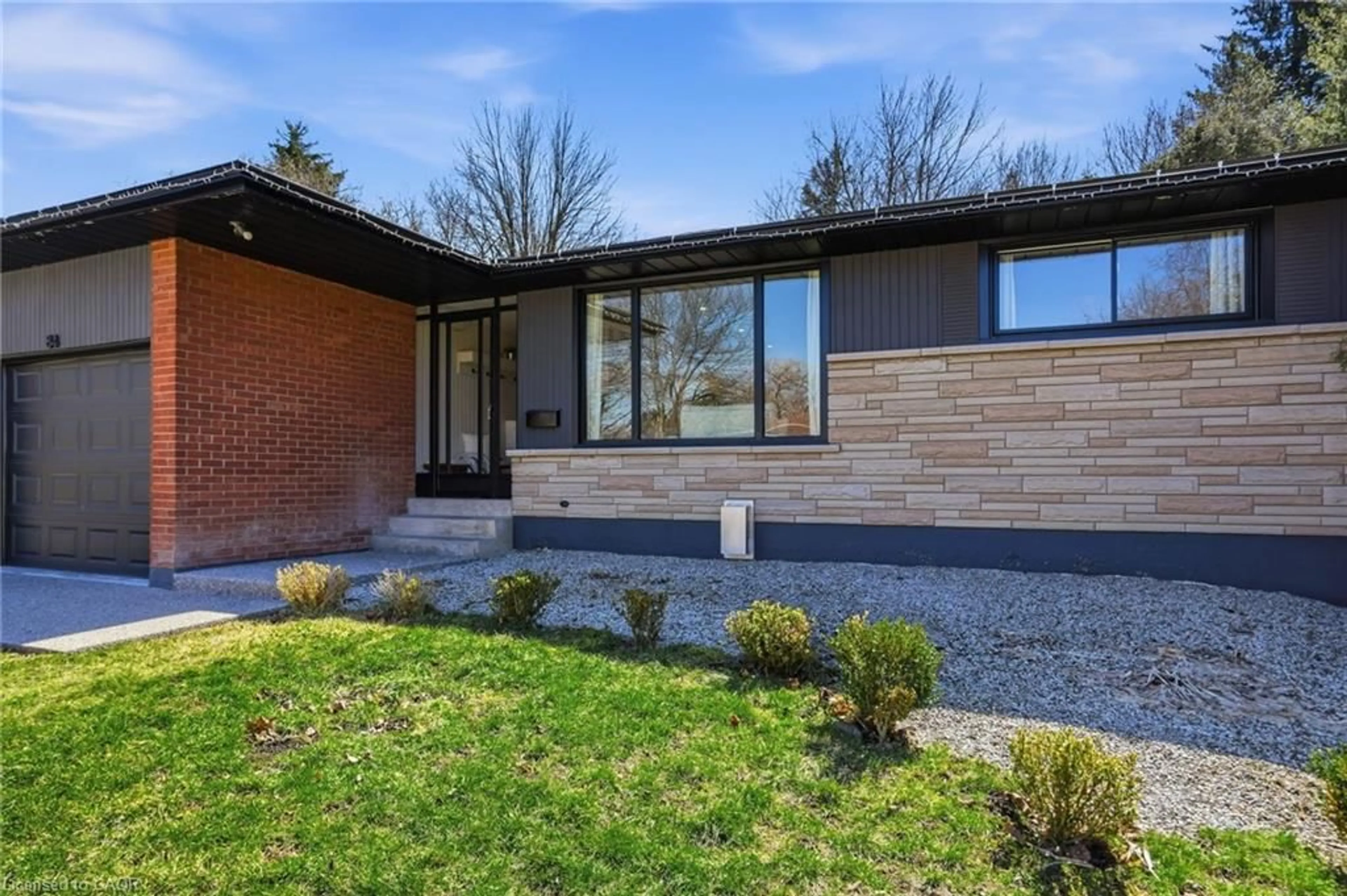 Home with brick exterior material, street for 84 Pleasant Ave, Dundas Ontario L9H 3T4