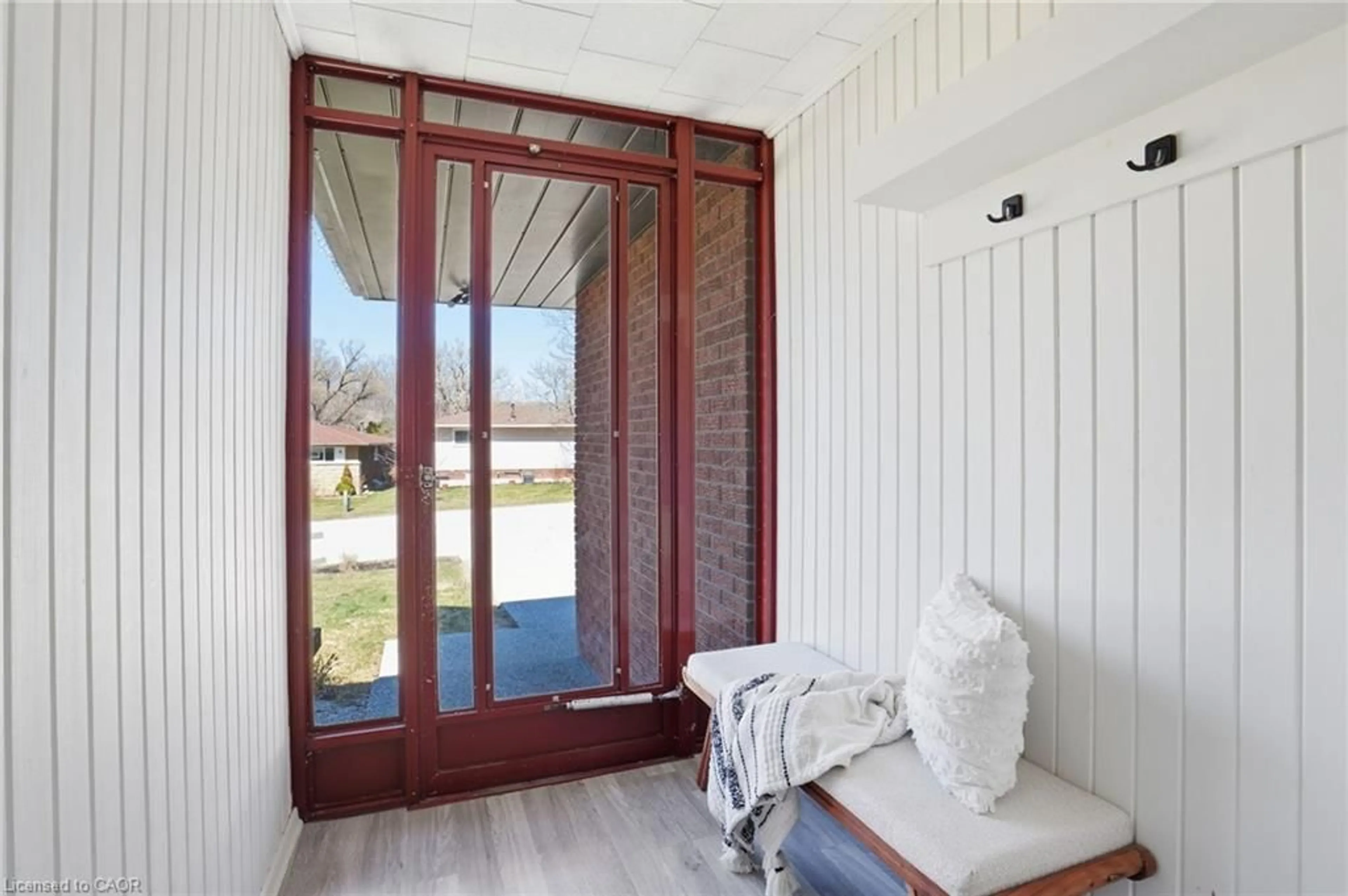 Indoor entryway for 84 Pleasant Ave, Dundas Ontario L9H 3T4