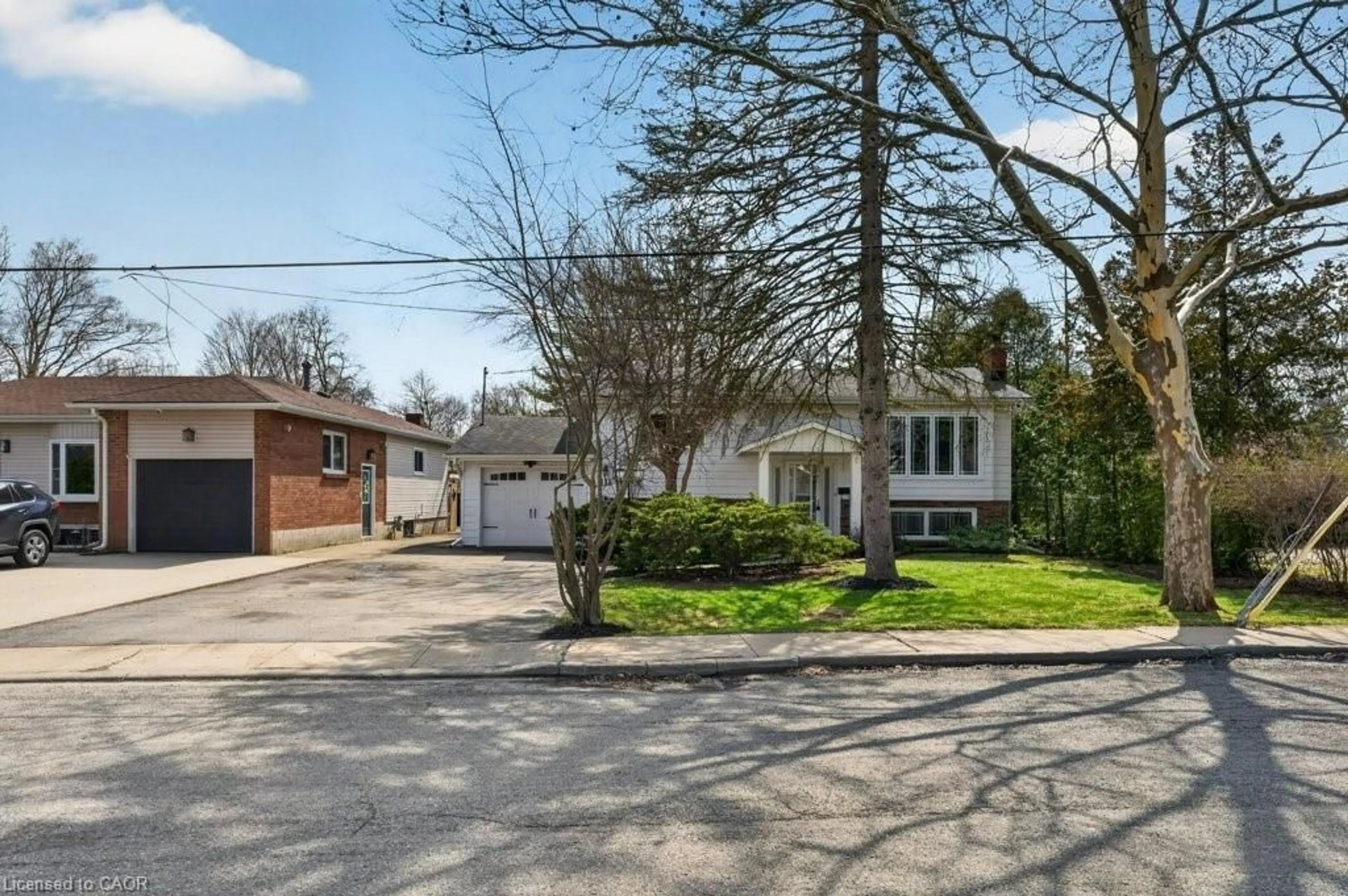 A pic from outside/outdoor area/front of a property/back of a property/a pic from drone, street for 111 Mill St, Smithville Ontario L0R 2A0