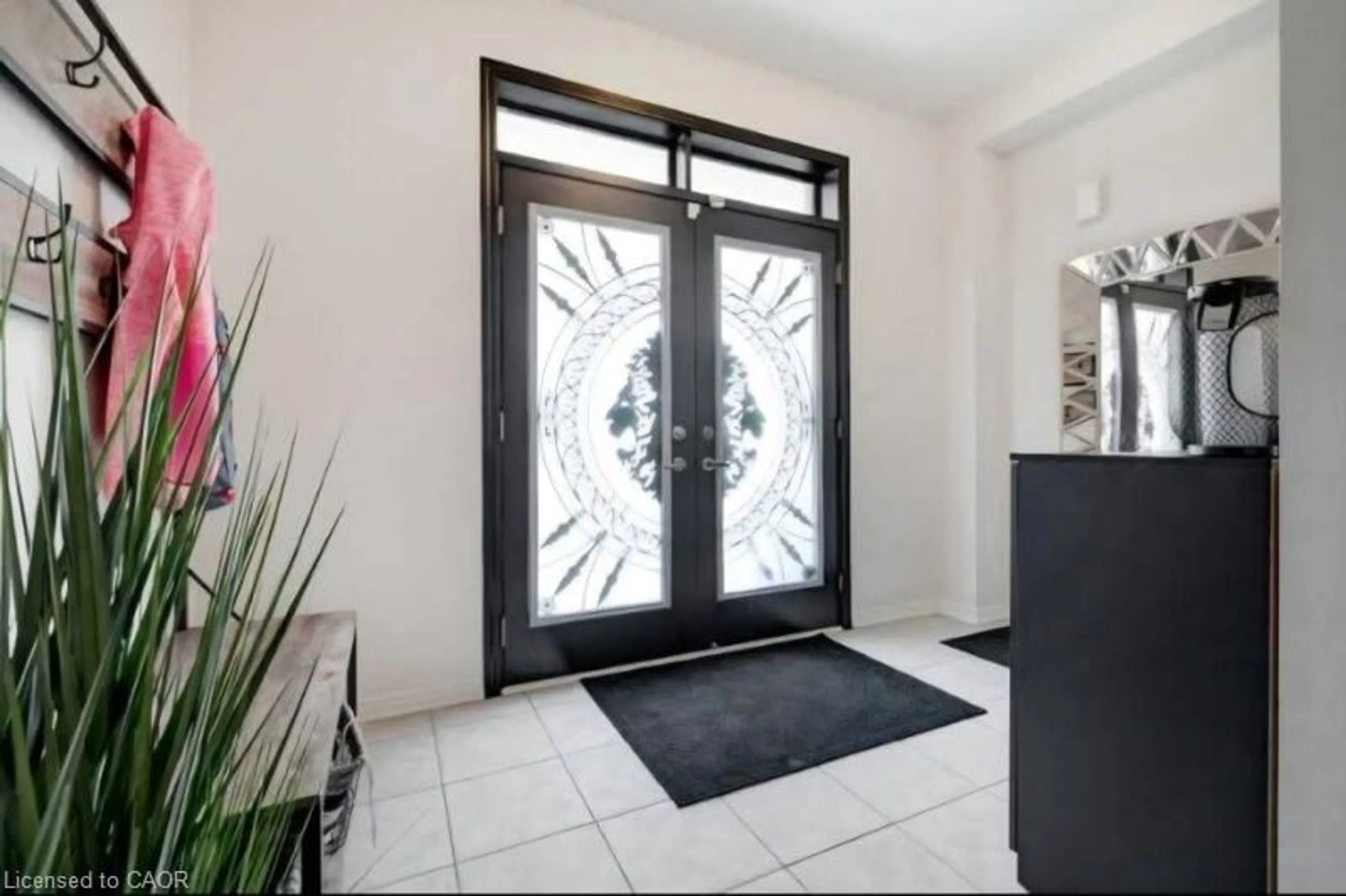 Indoor entryway for 19 Malcolm Cres, Haldimand Ontario N3W 0C8