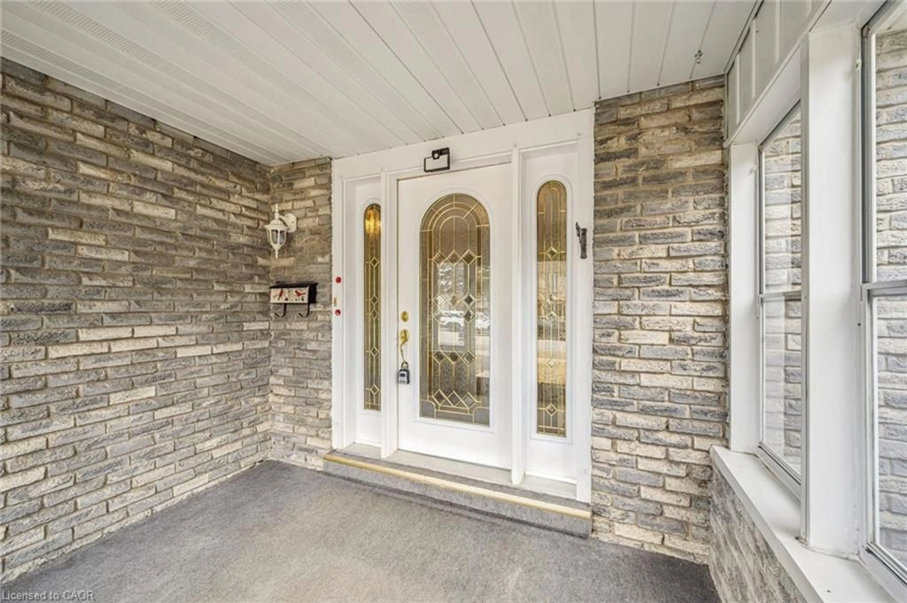 Indoor entryway for 124 Autumn Hill Cres, Kitchener Ontario N2N 1K7