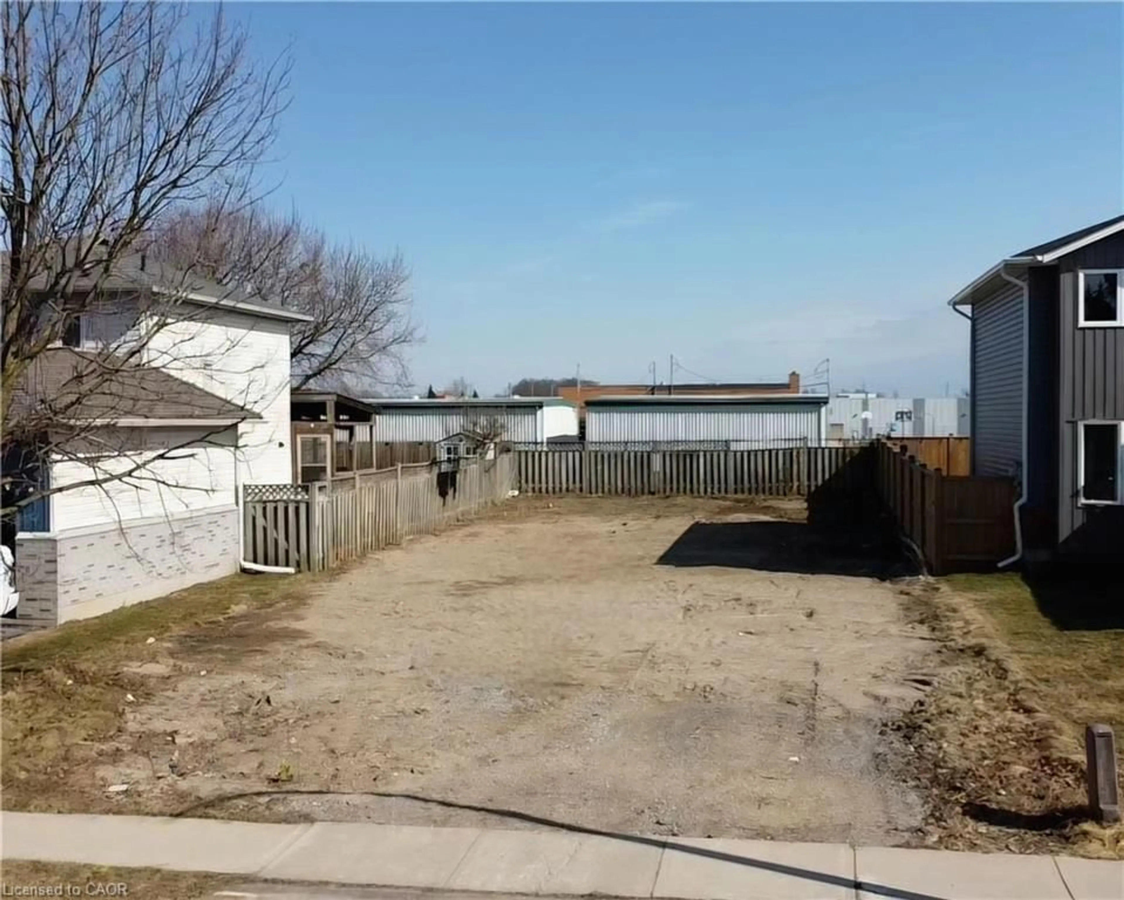 A pic from outside/outdoor area/front of a property/back of a property/a pic from drone, street for 233 Kinross St, Caledonia Ontario N3W 2K5