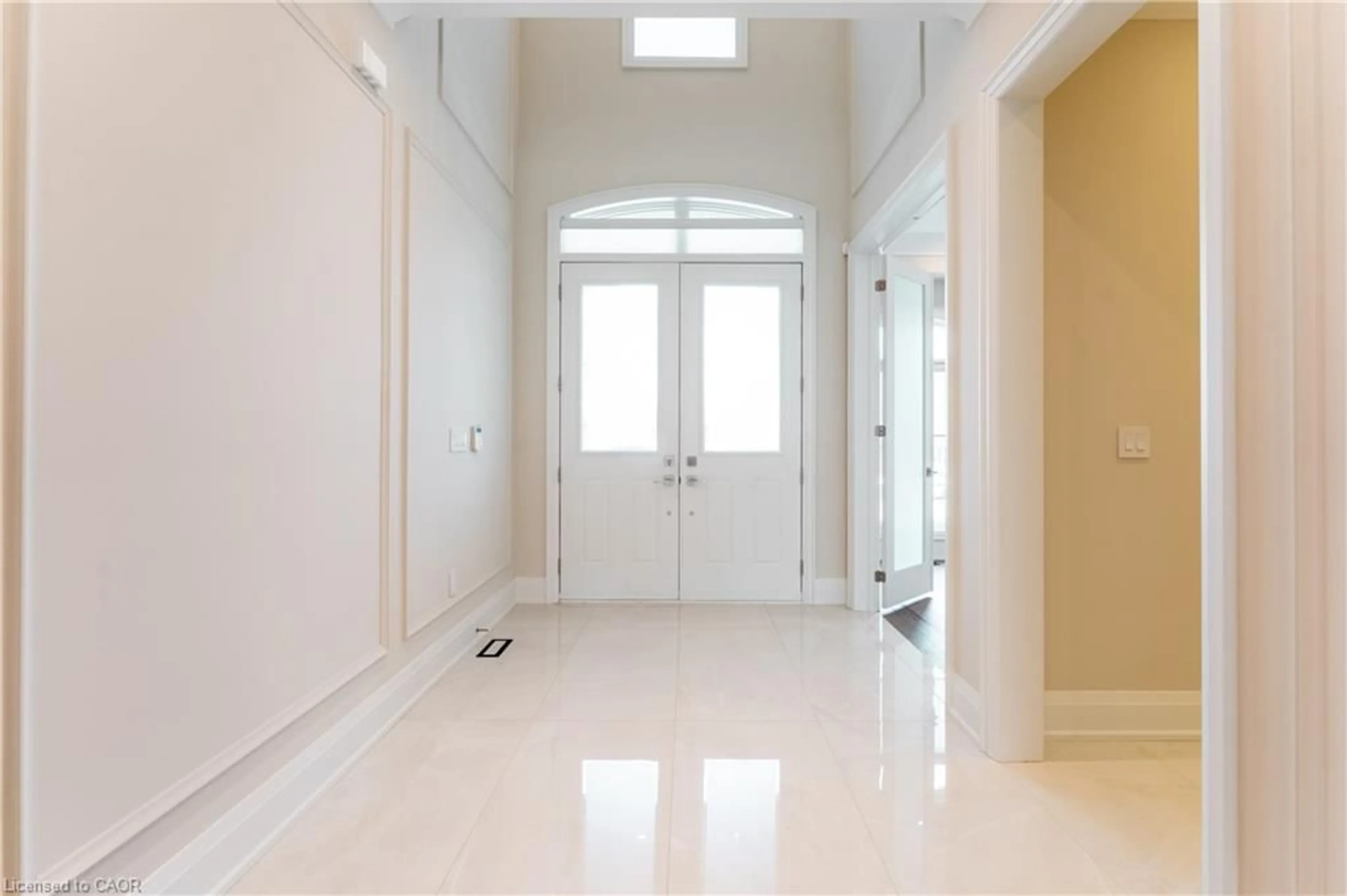 Indoor entryway for 119 Jay St, North York Ontario M6L 2M3