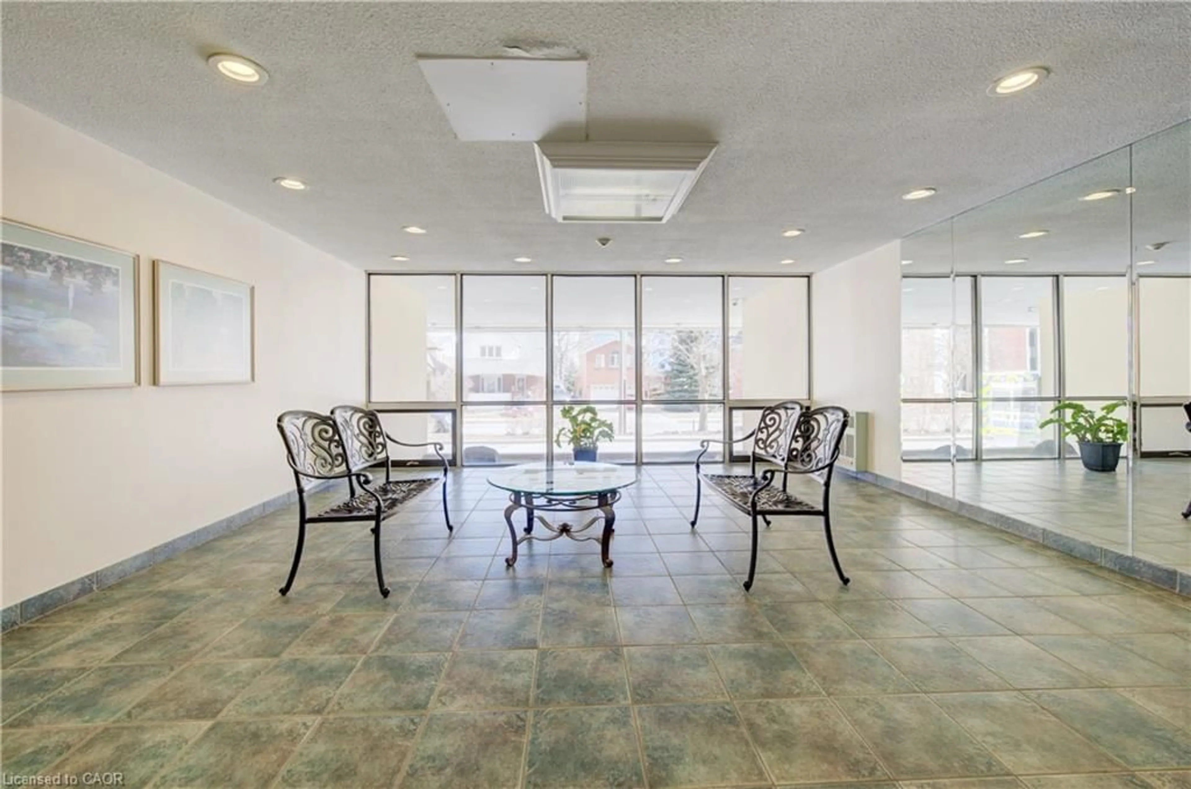 Indoor foyer for 81 Church St #1406, Kitchener Ontario N2G 4M1