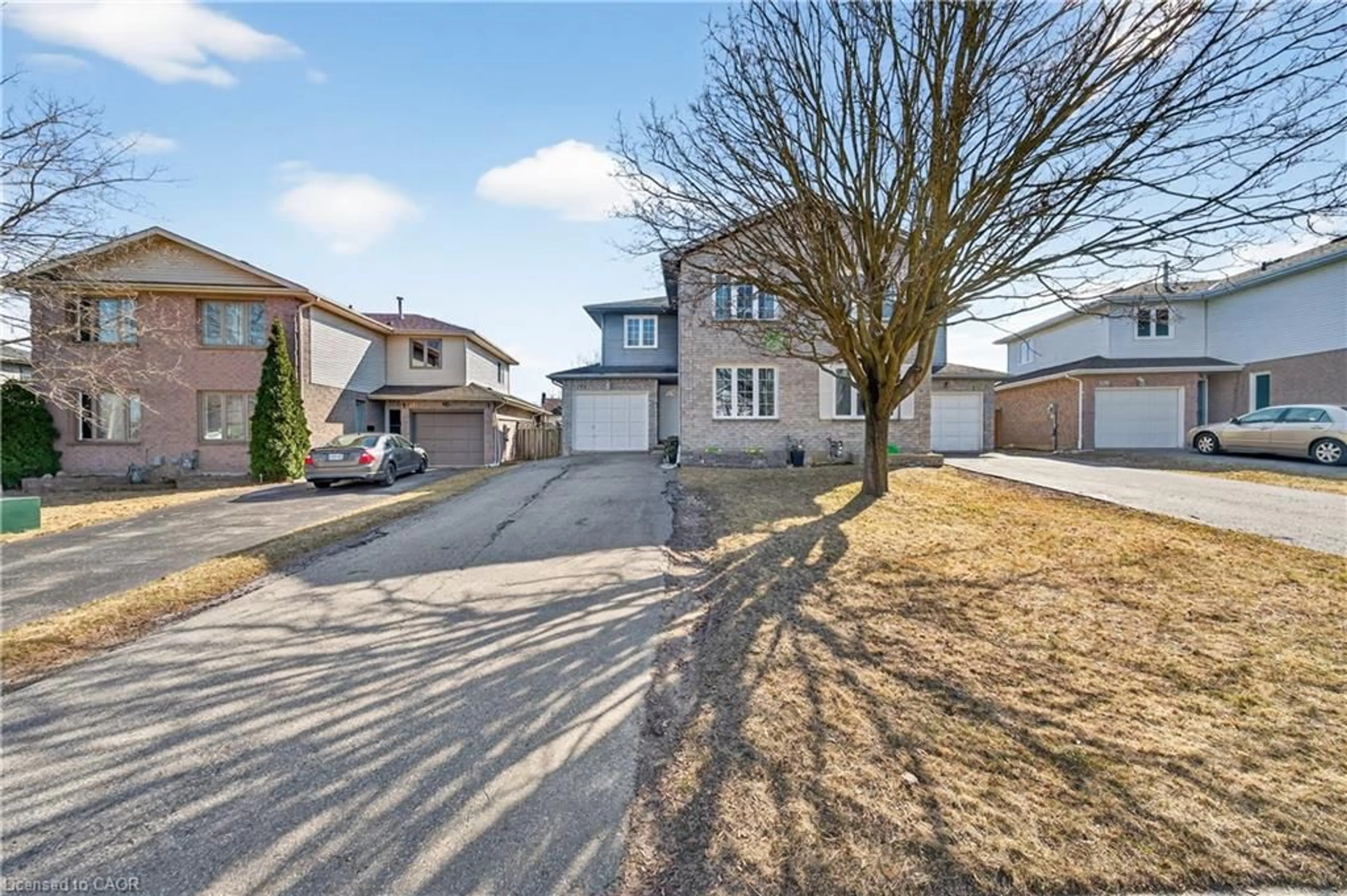 A pic from outside/outdoor area/front of a property/back of a property/a pic from drone, street for 122 Memory Lane, Cambridge Ontario N3C 3Z6