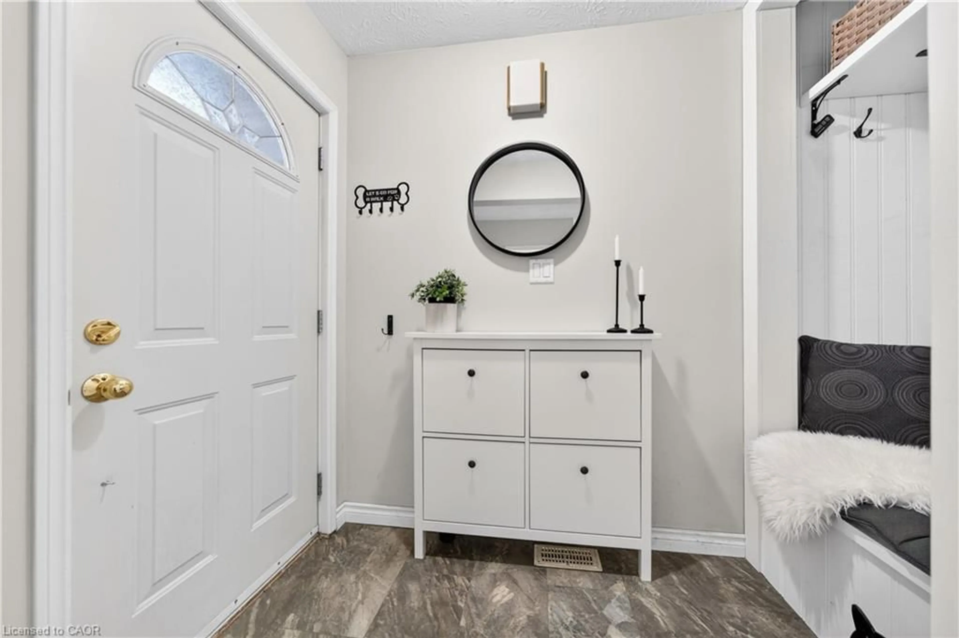Indoor entryway for 122 Memory Lane, Cambridge Ontario N3C 3Z6