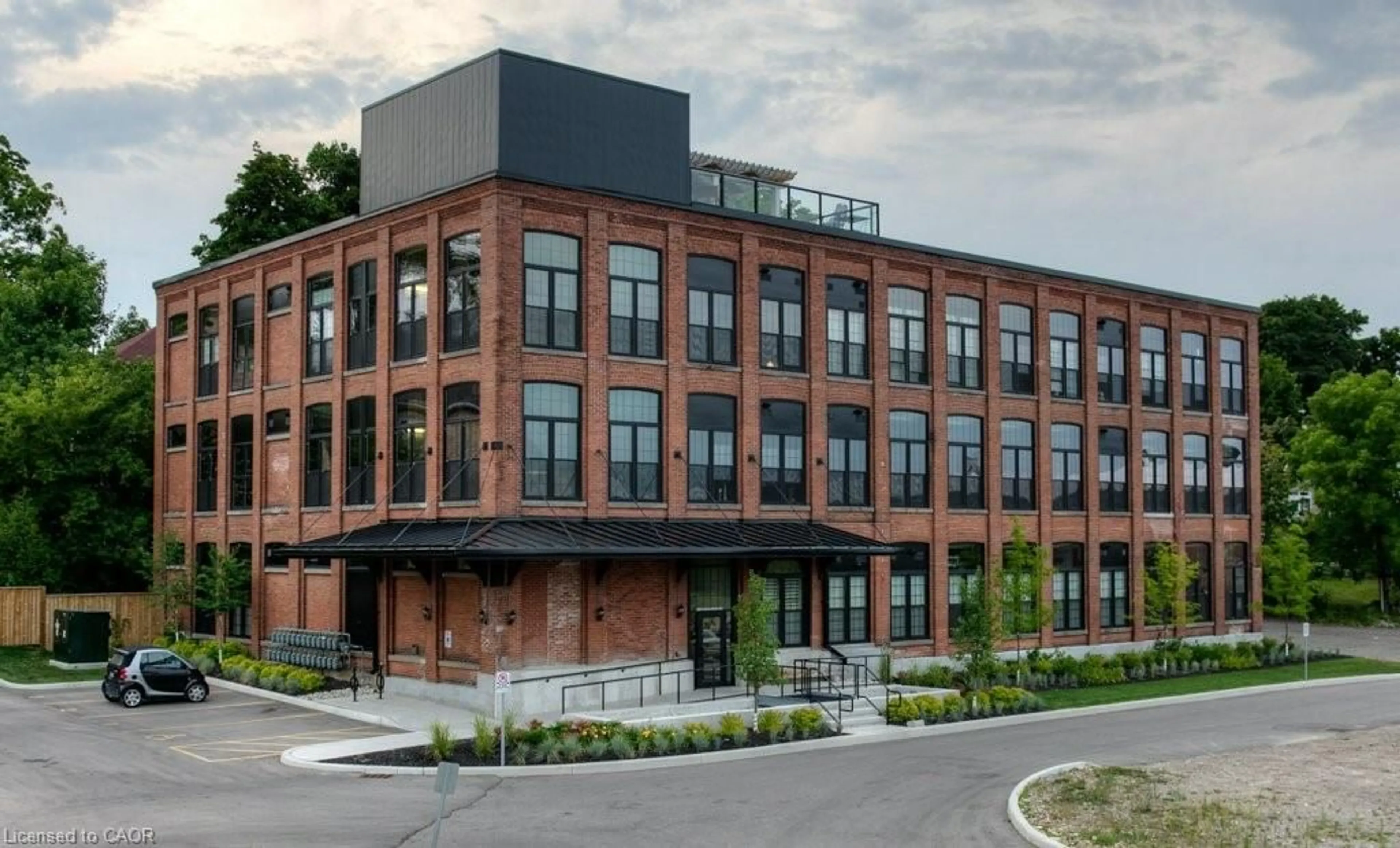 Home with brick exterior material, building for 24 Cedar St #109, Cambridge Ontario N1S 0B2