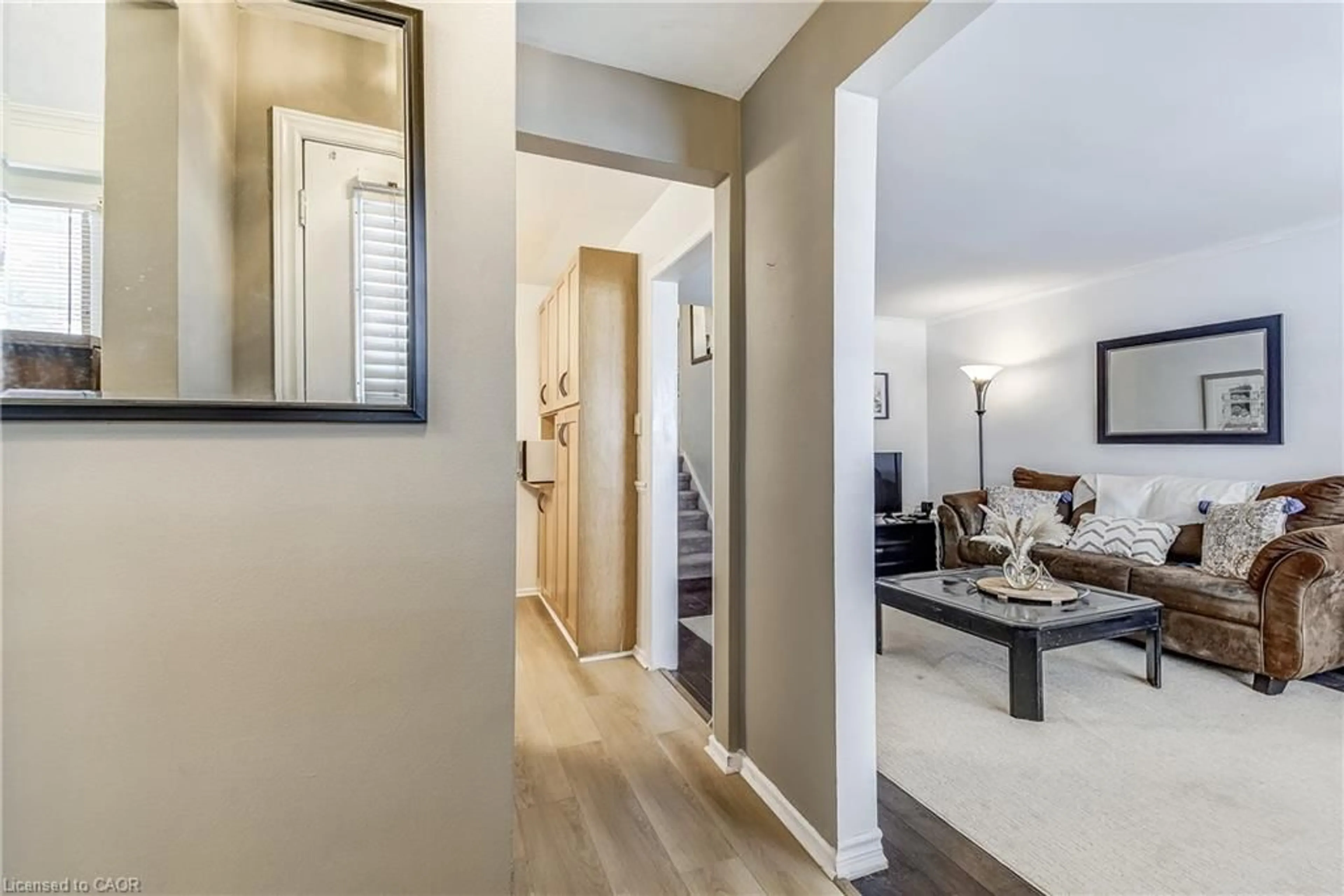 Indoor entryway for 2145 Sandringham Dr, Burlington Ontario L7P 1T8
