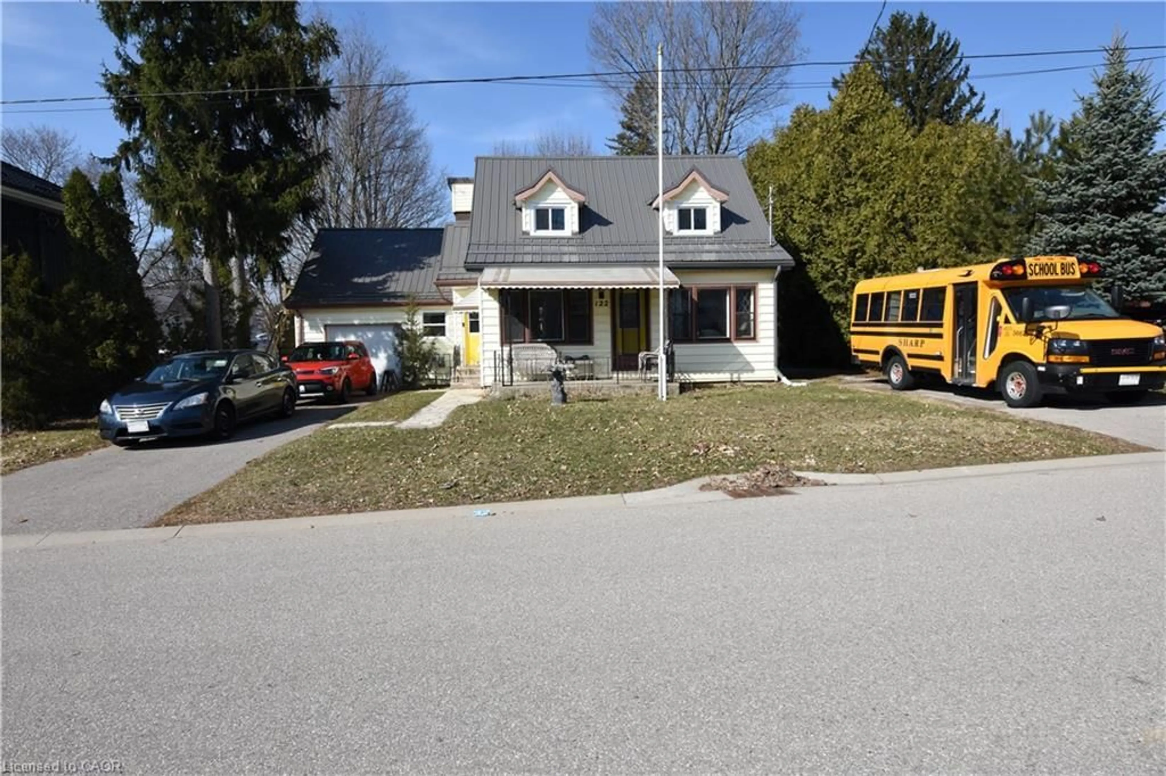 A pic from outside/outdoor area/front of a property/back of a property/a pic from drone, street for 122 Bruce St, Waterford Ontario N0E 1Y0