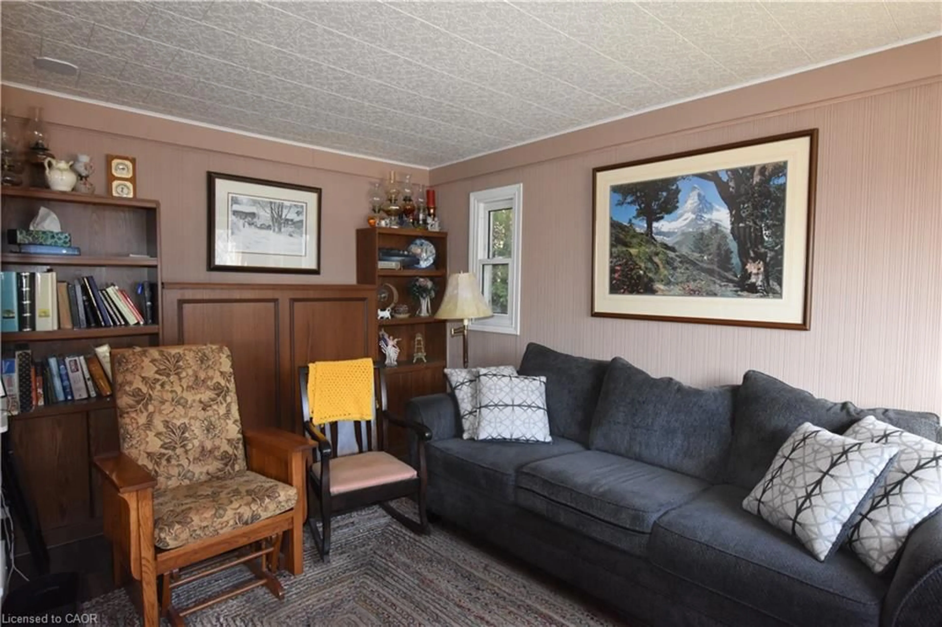 Living room with furniture, wood/laminate floor for 122 Bruce St, Waterford Ontario N0E 1Y0