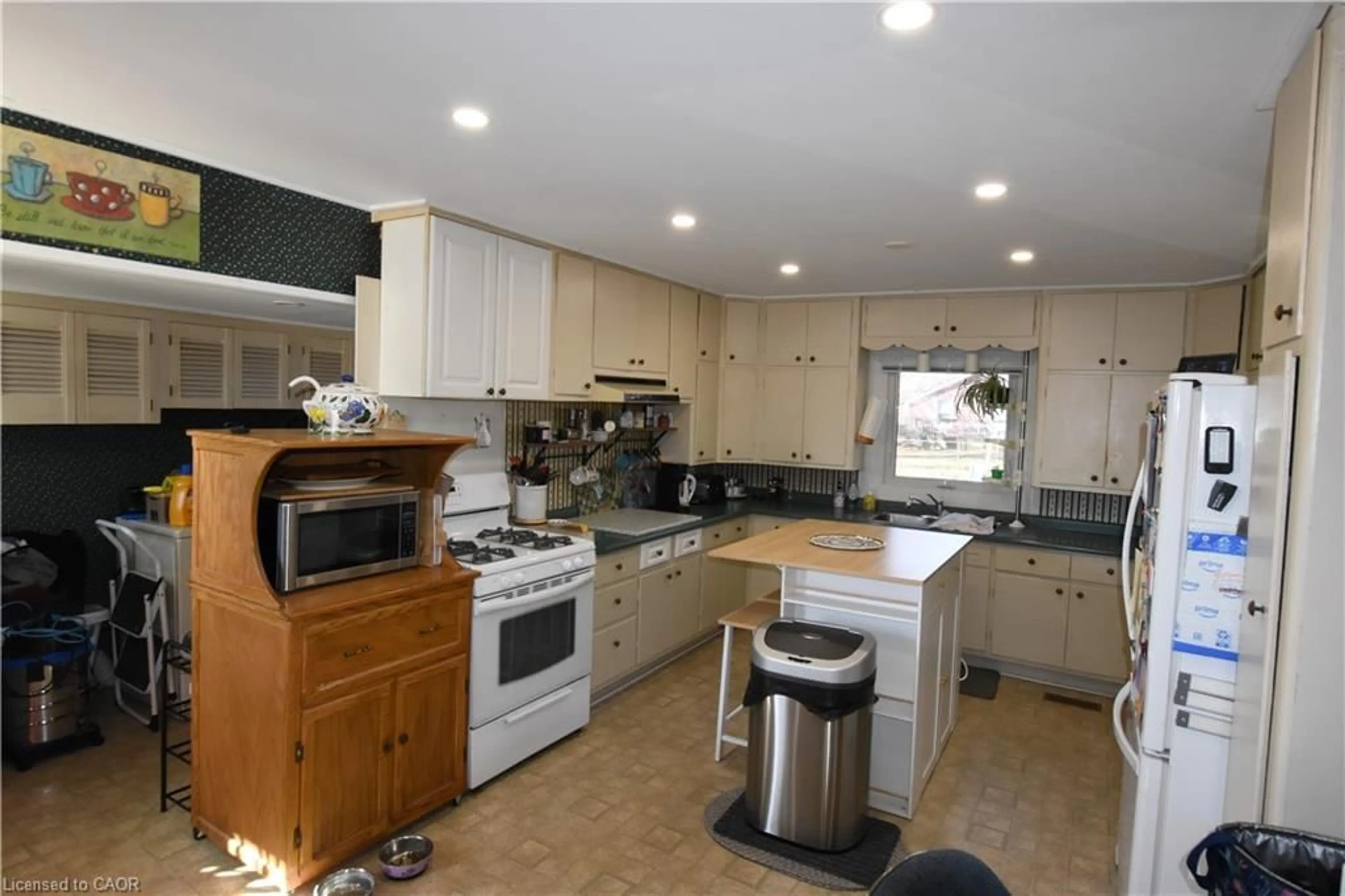 Standard kitchen, ceramic/tile floor for 122 Bruce St, Waterford Ontario N0E 1Y0