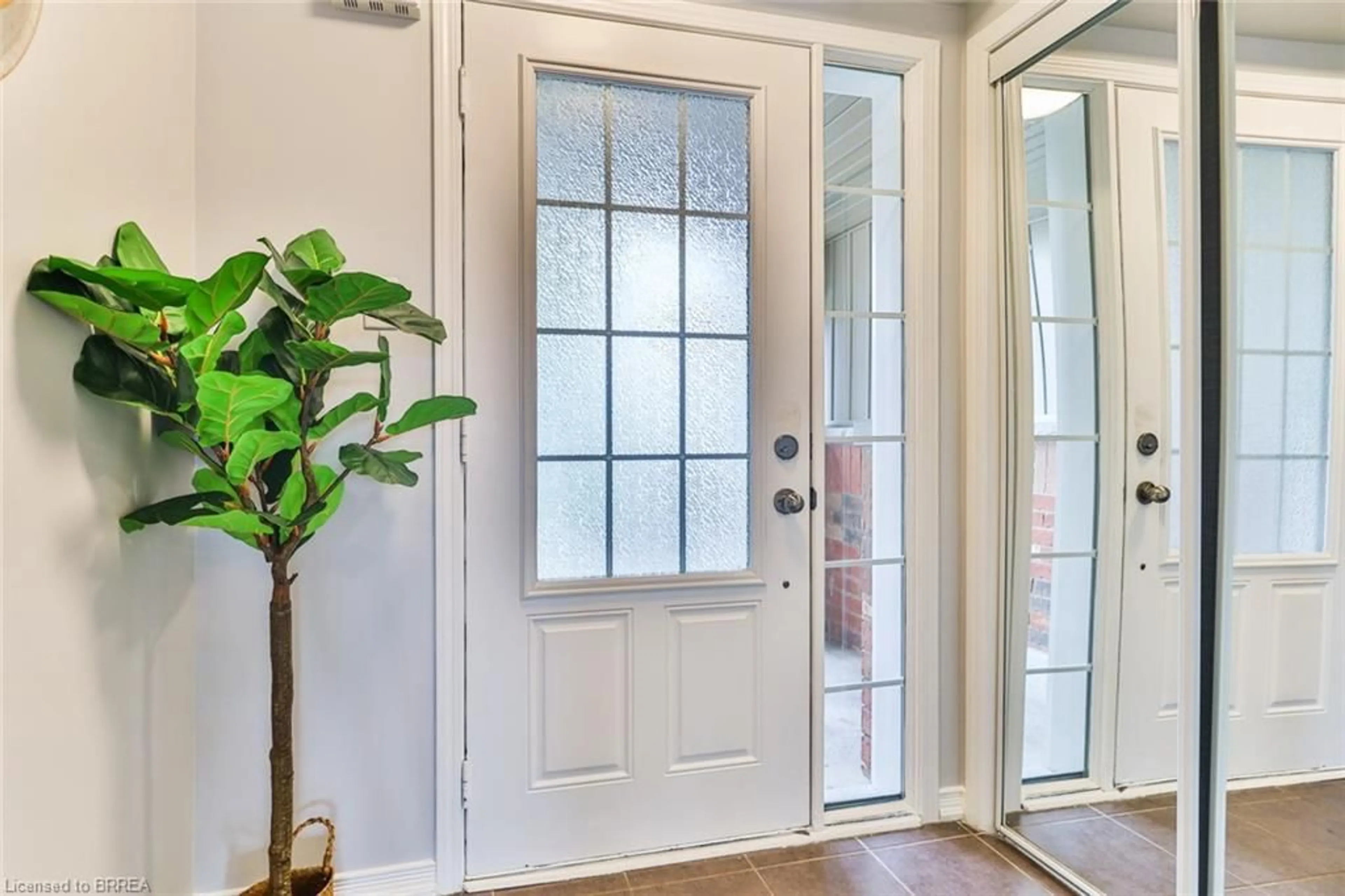 Indoor entryway for 3 Dwyer Crt, Brantford Ontario N3T 0G8