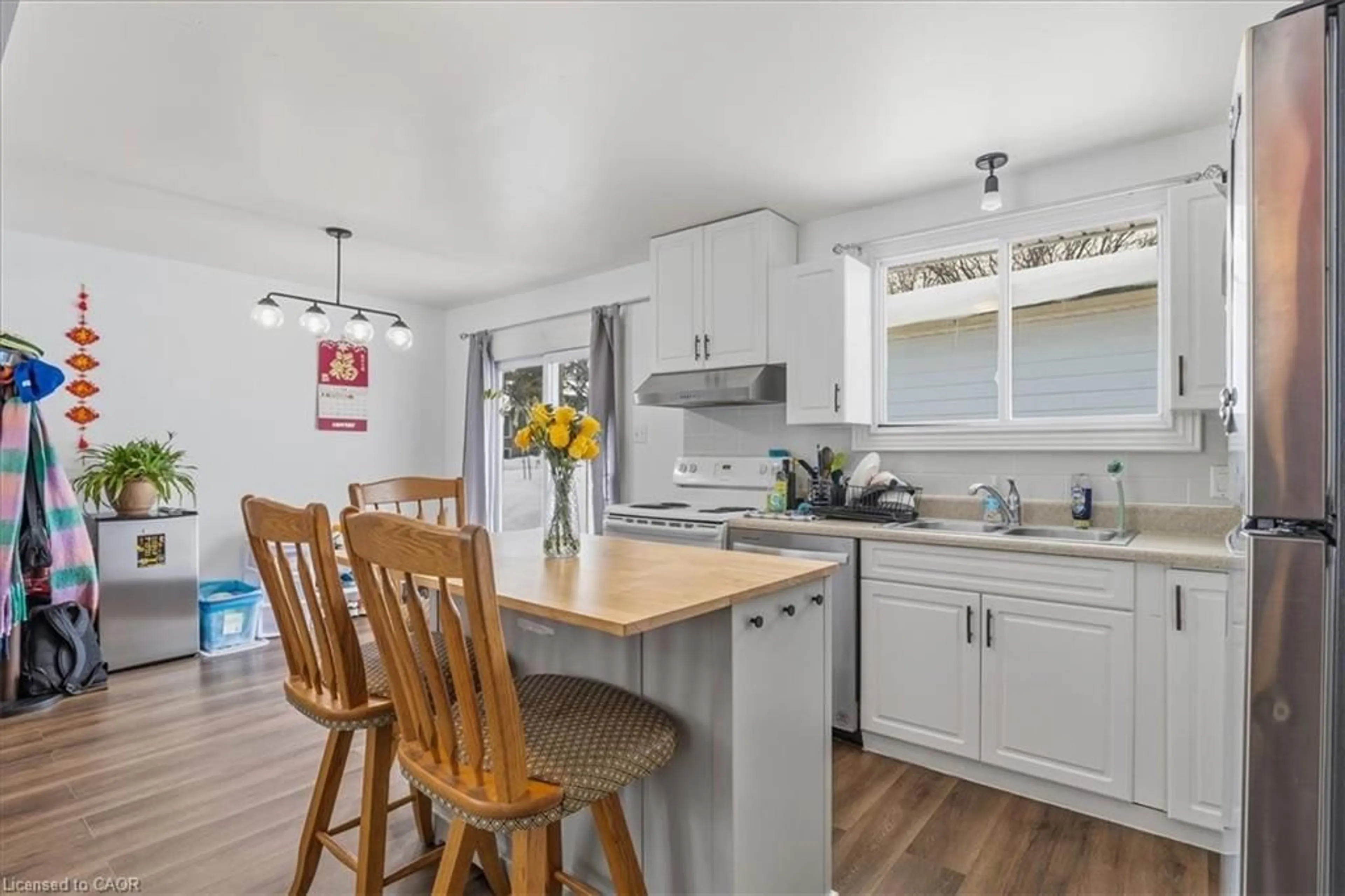 Open concept kitchen, wood/laminate floor for 400 Midwood Cres, Waterloo Ontario N2L 5N5