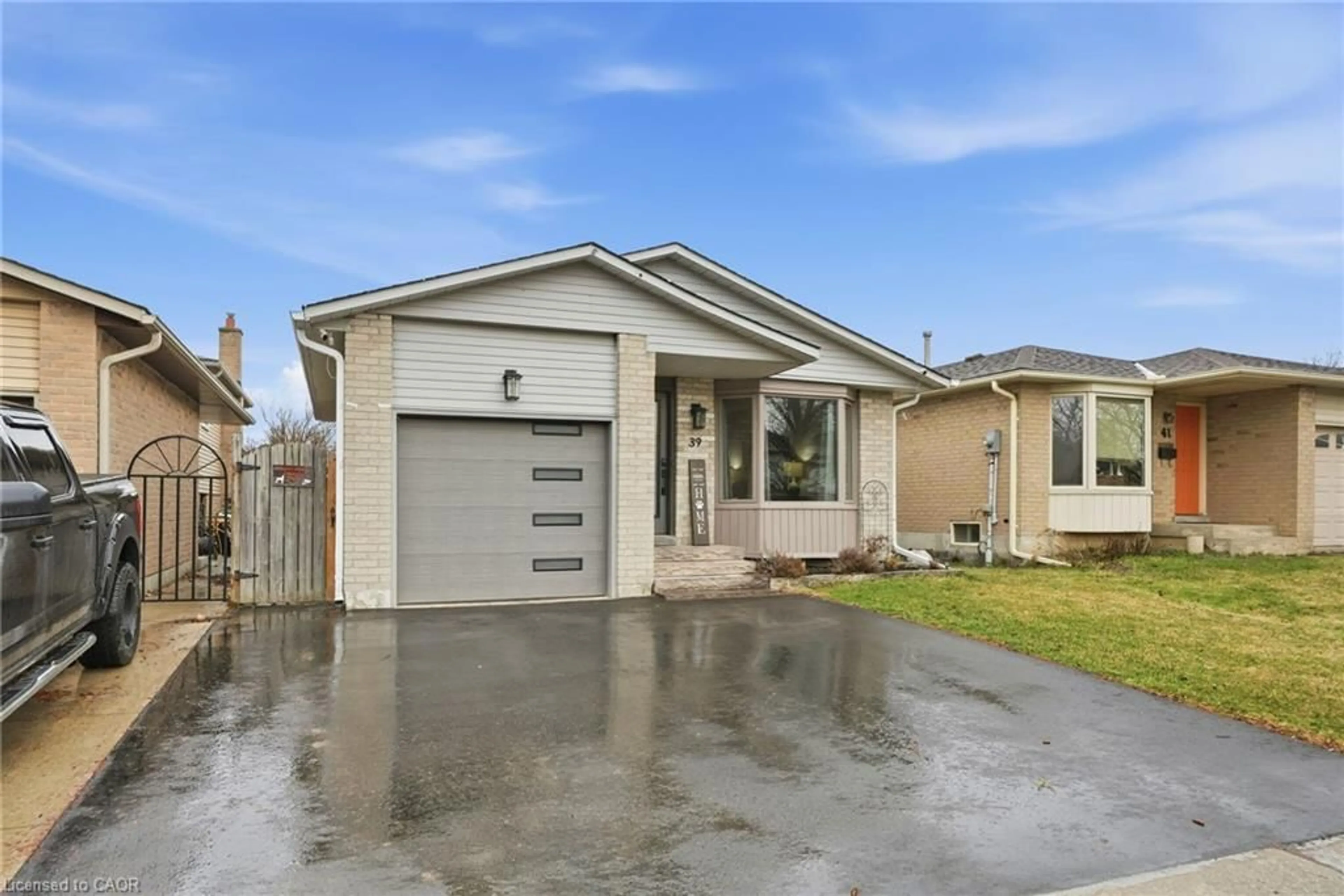 Home with vinyl exterior material, street for 39 Kennard St, Stoney Creek Ontario L8J 2C3