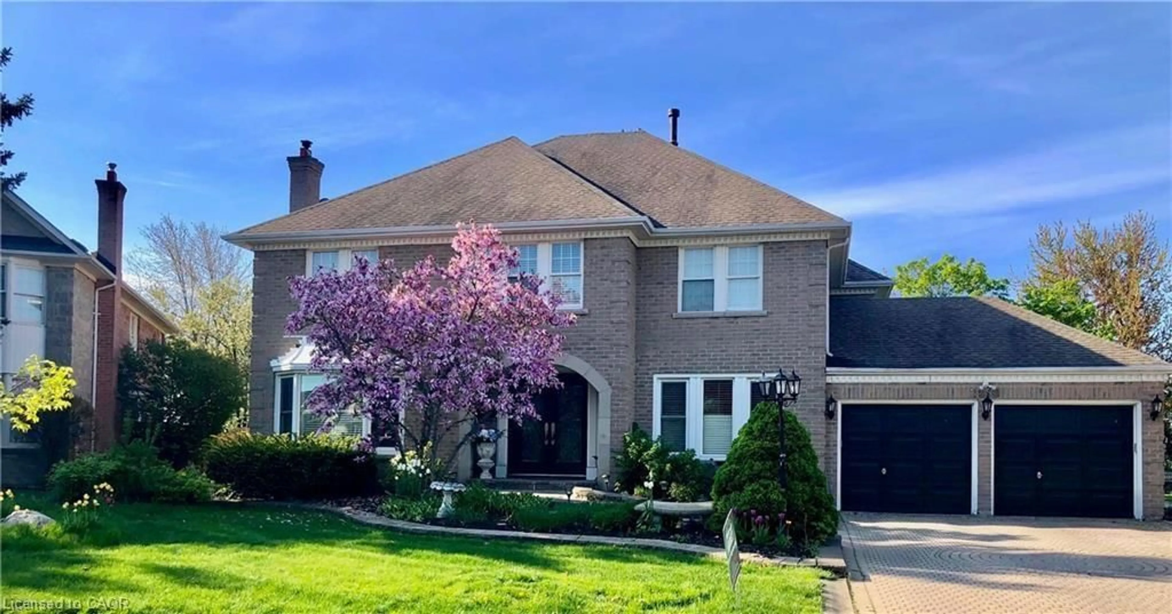 Home with vinyl exterior material, street for 2056 Hadfield Crt, Burlington Ontario L7M 3V4