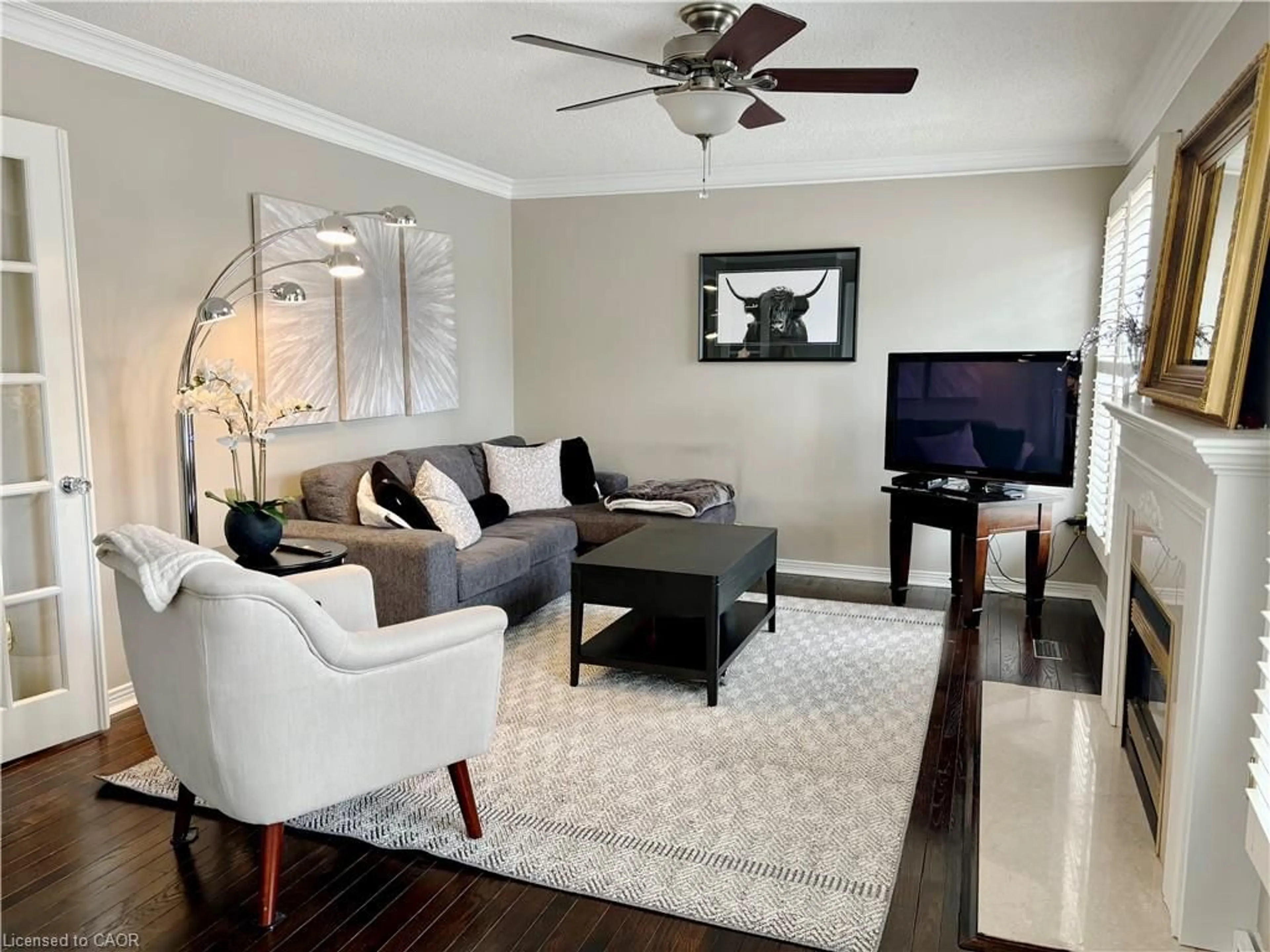 Living room with furniture, unknown for 2056 Hadfield Crt, Burlington Ontario L7M 3V4