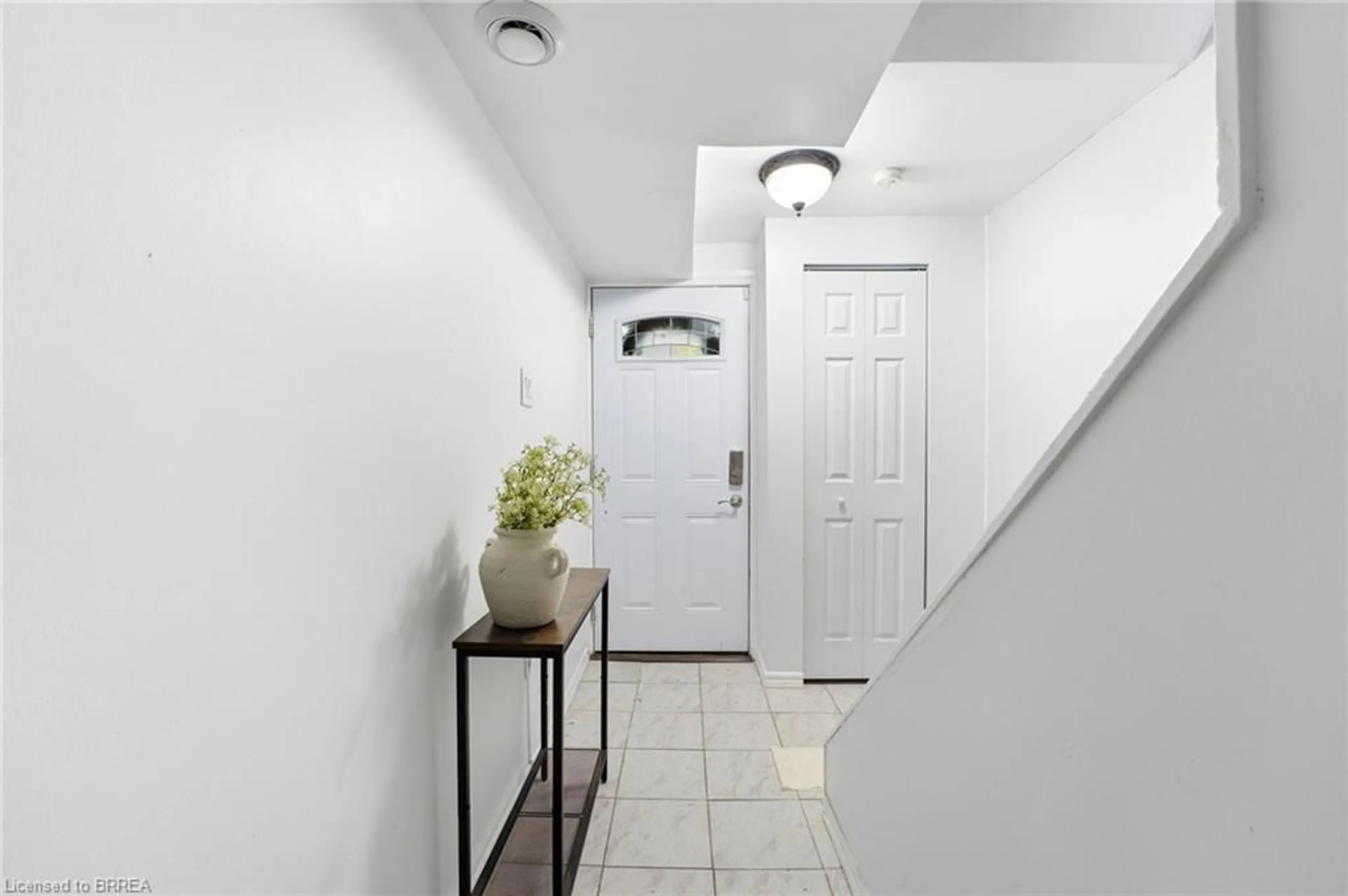Indoor entryway for 277 Stanley St #D, Brantford Ontario N3S 7K2