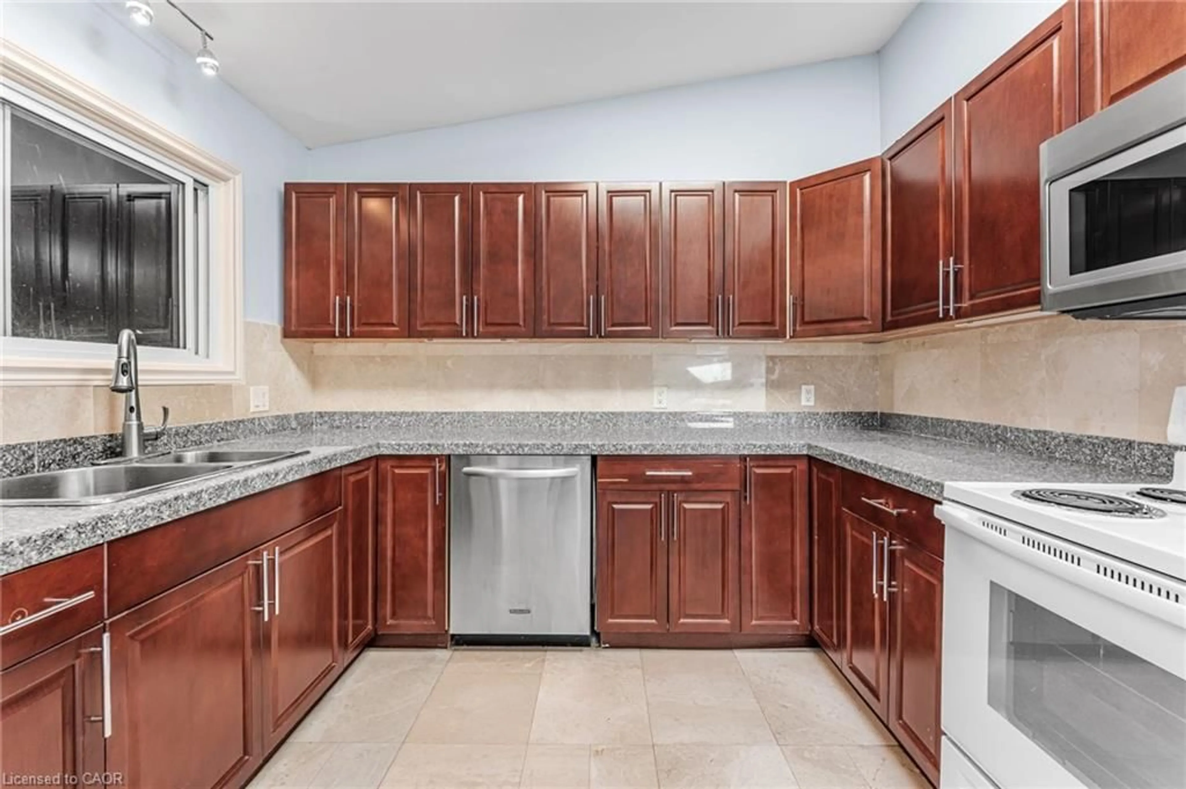 Standard kitchen, ceramic/tile floor for 6122 Mayfair Dr, Niagara Falls Ontario L2J 1W1