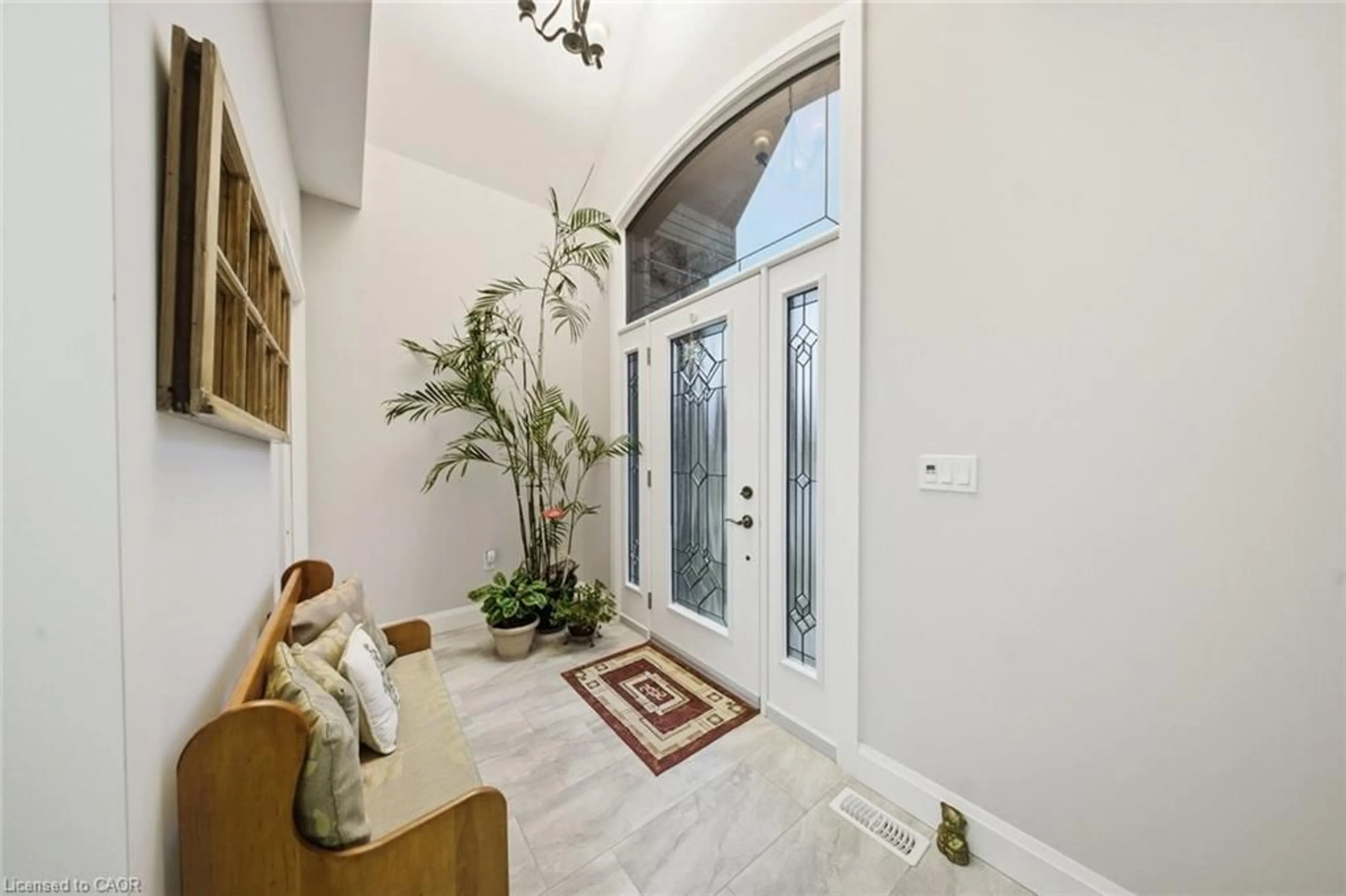 Indoor entryway for 156 St Michael's St, Delhi Ontario N4B 3C8