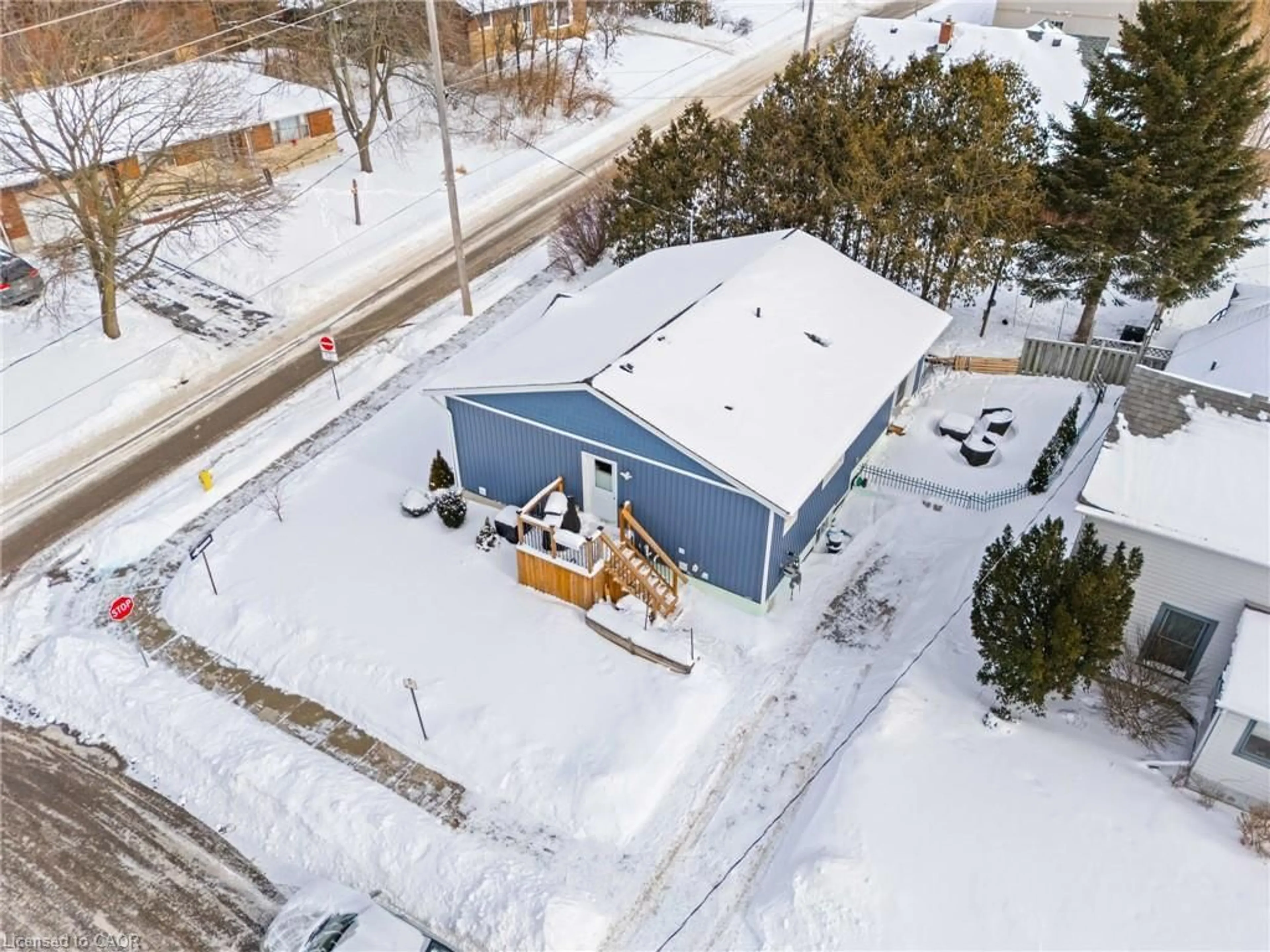 A pic from outside/outdoor area/front of a property/back of a property/a pic from drone, building for 32 Nichol St, Waterford Ontario N0E 1Y0