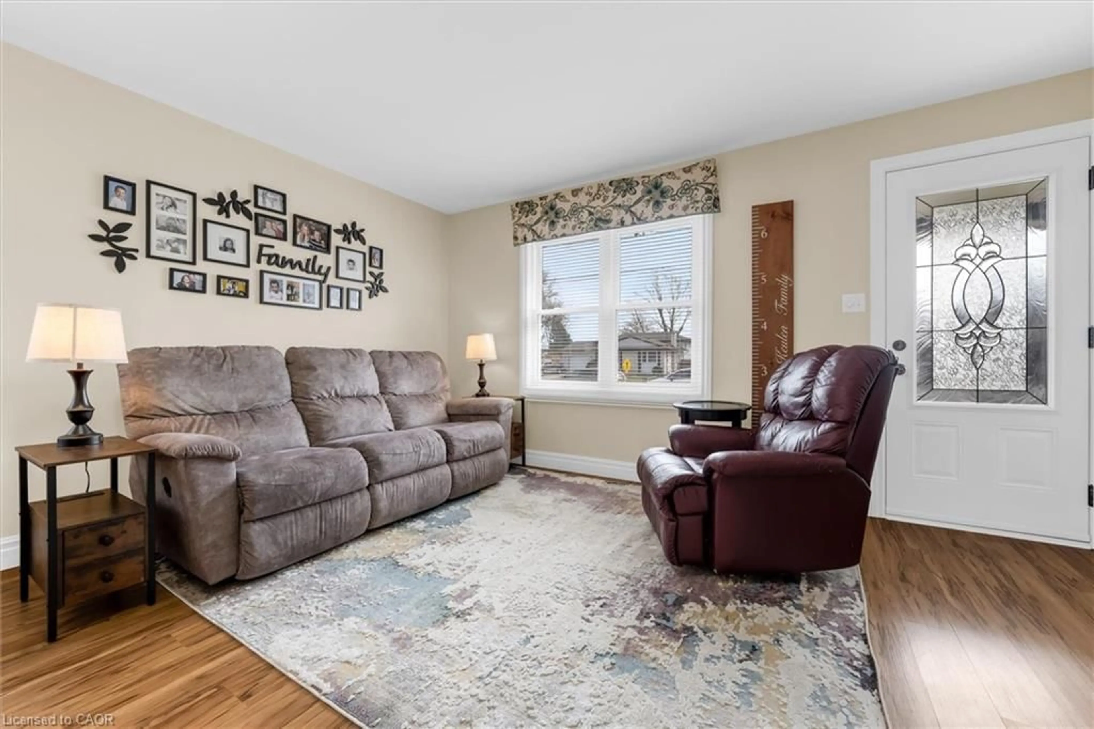 Living room with furniture, unknown for 3924 Fletcher Ave, Vineland Ontario L0R 2C0