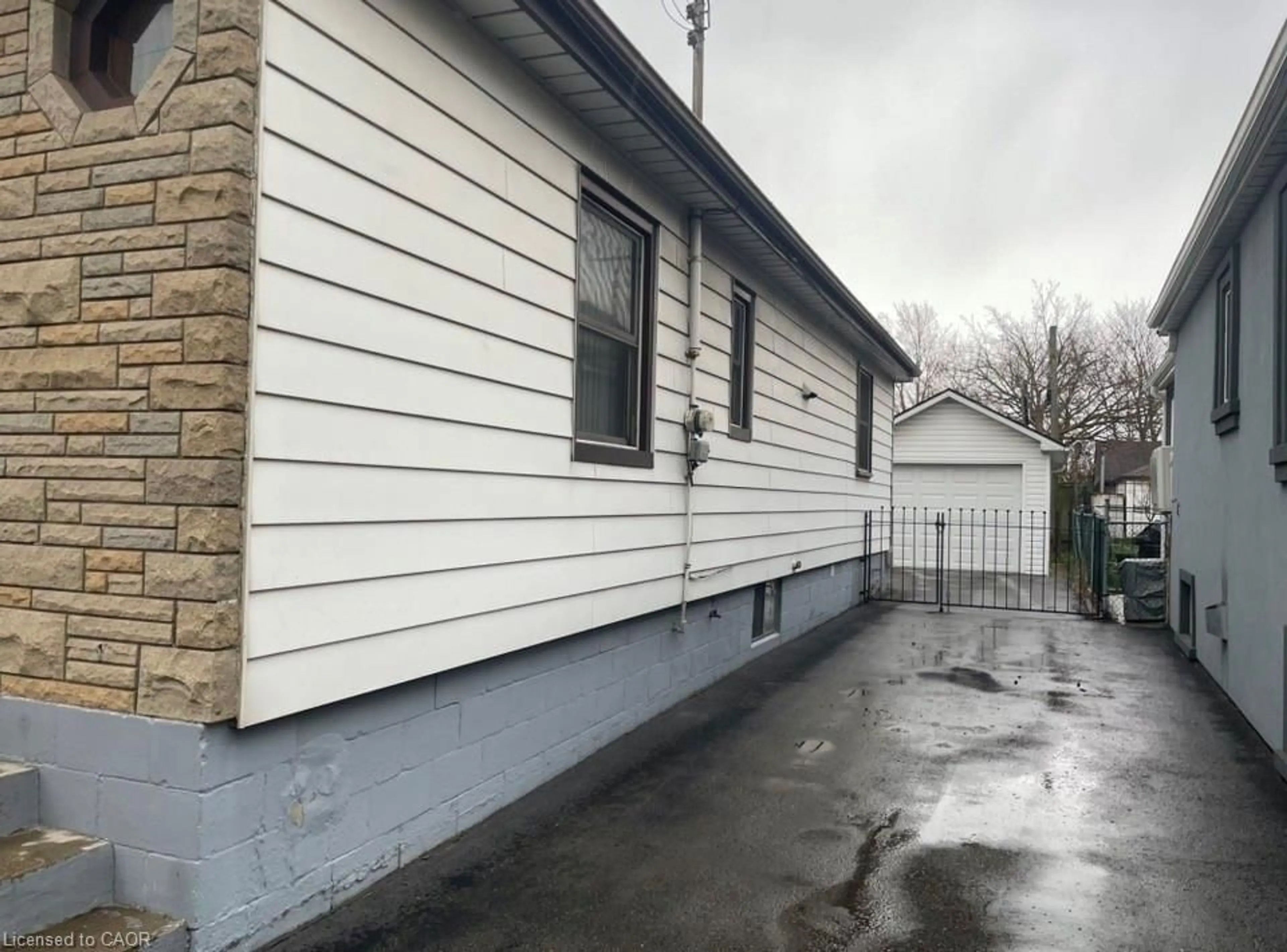 Unknown for 2040 Barton St, Hamilton Ontario L8H 2Z2