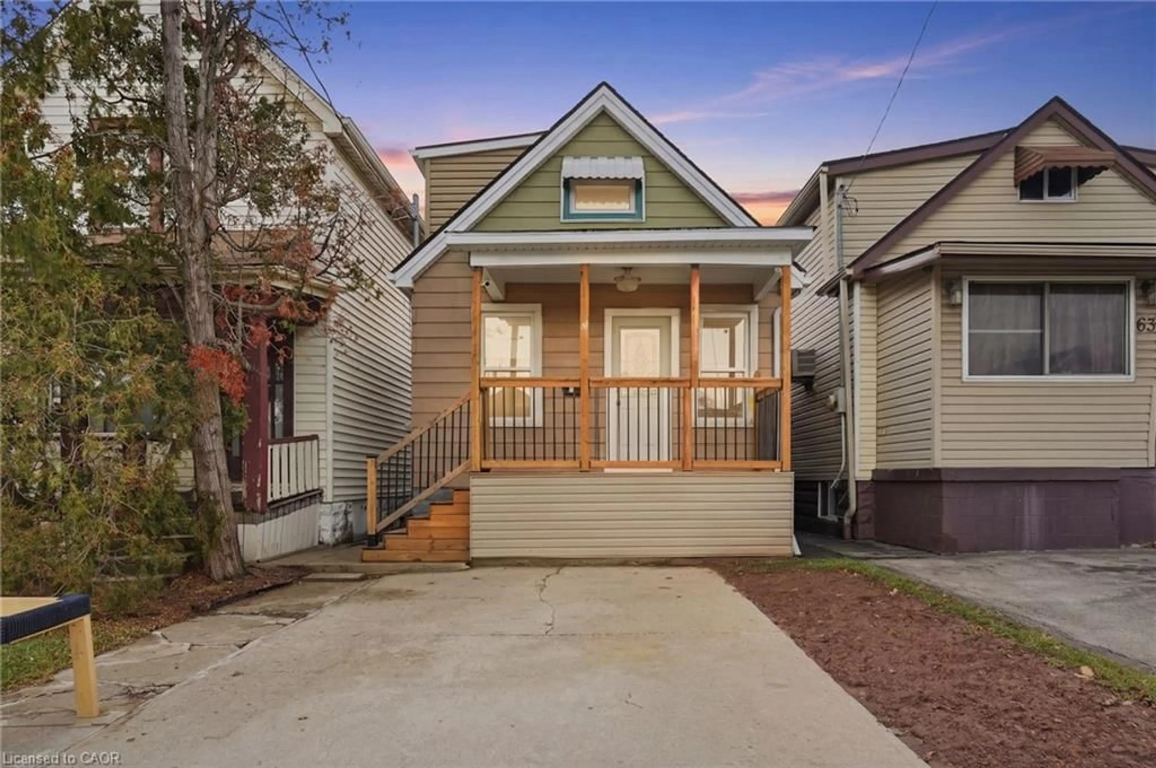 Home with vinyl exterior material, street for 61 Graham Ave, Hamilton Ontario L8H 4J8