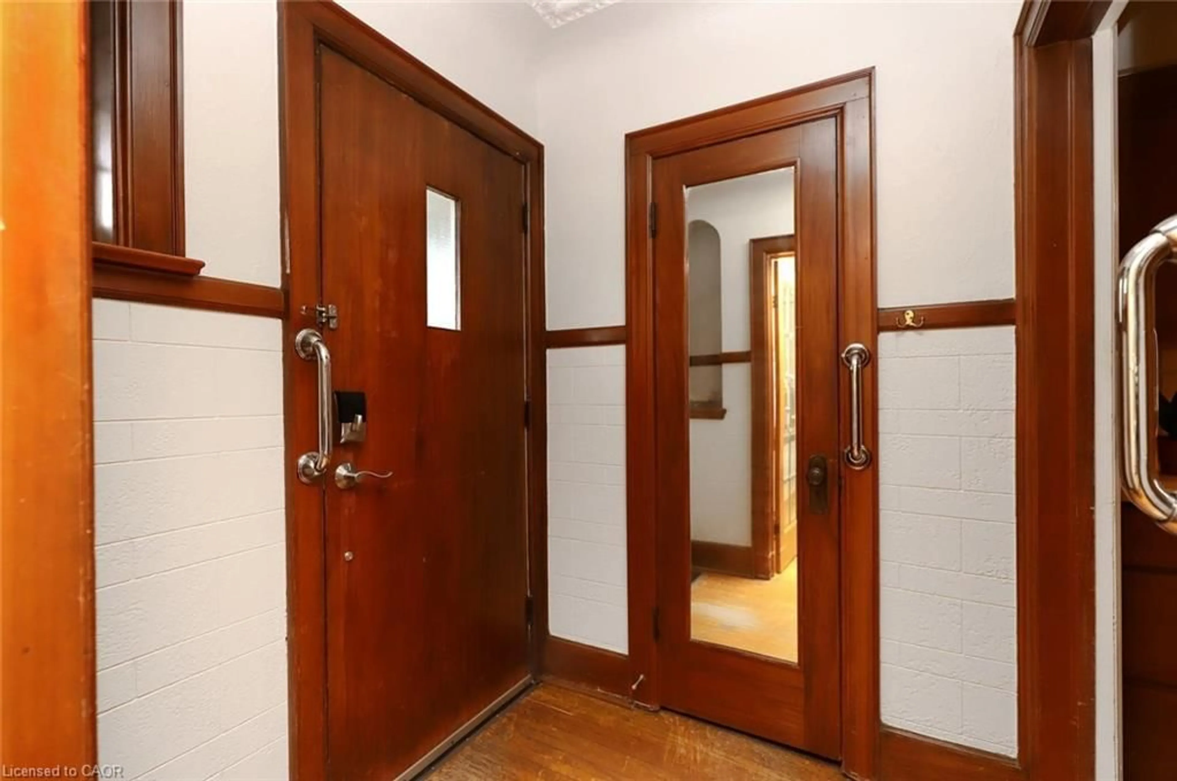 Indoor foyer for 292 Huxley Ave, Hamilton Ontario L8K 2R4