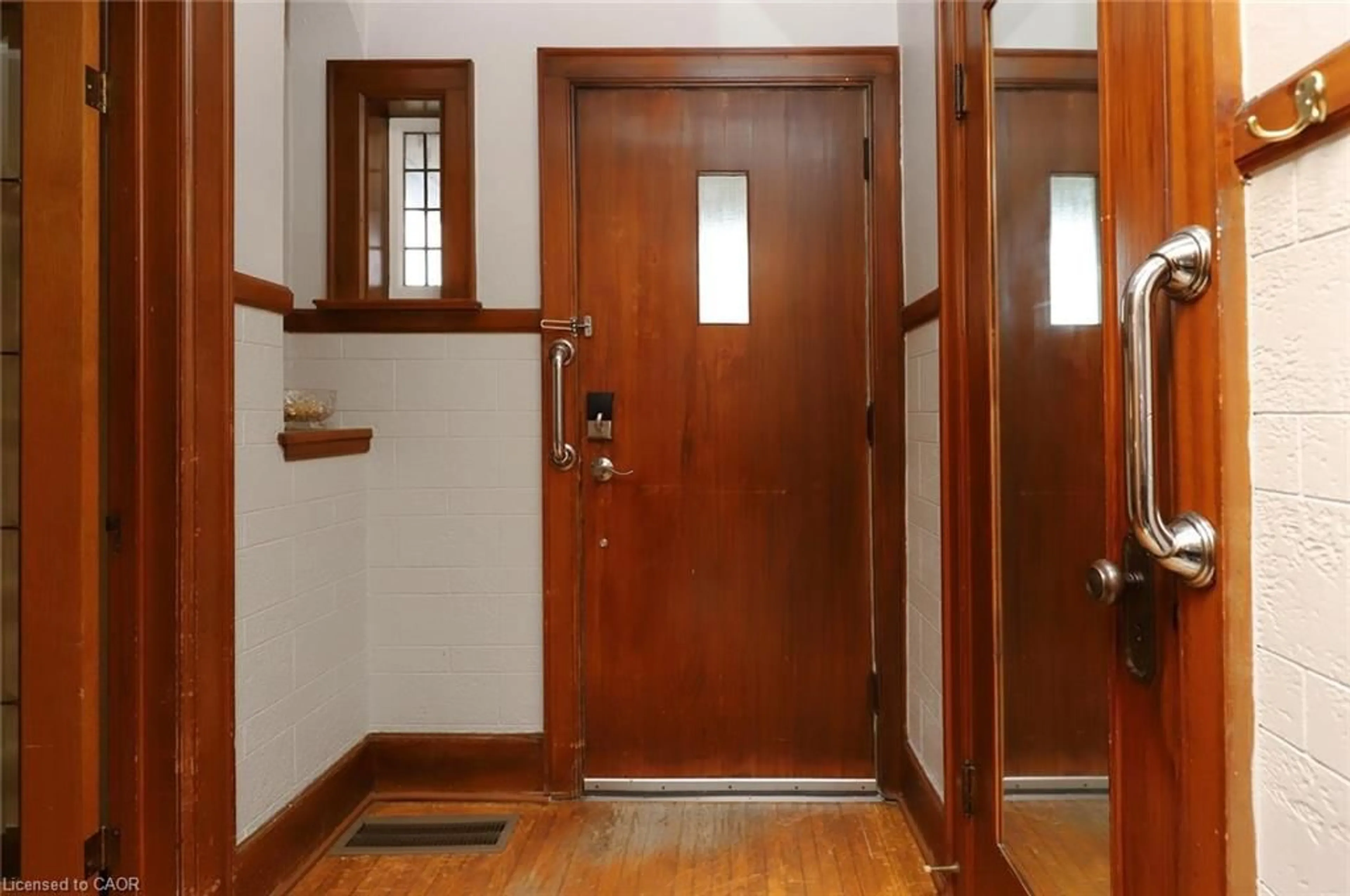 Indoor entryway for 292 Huxley Ave, Hamilton Ontario L8K 2R4